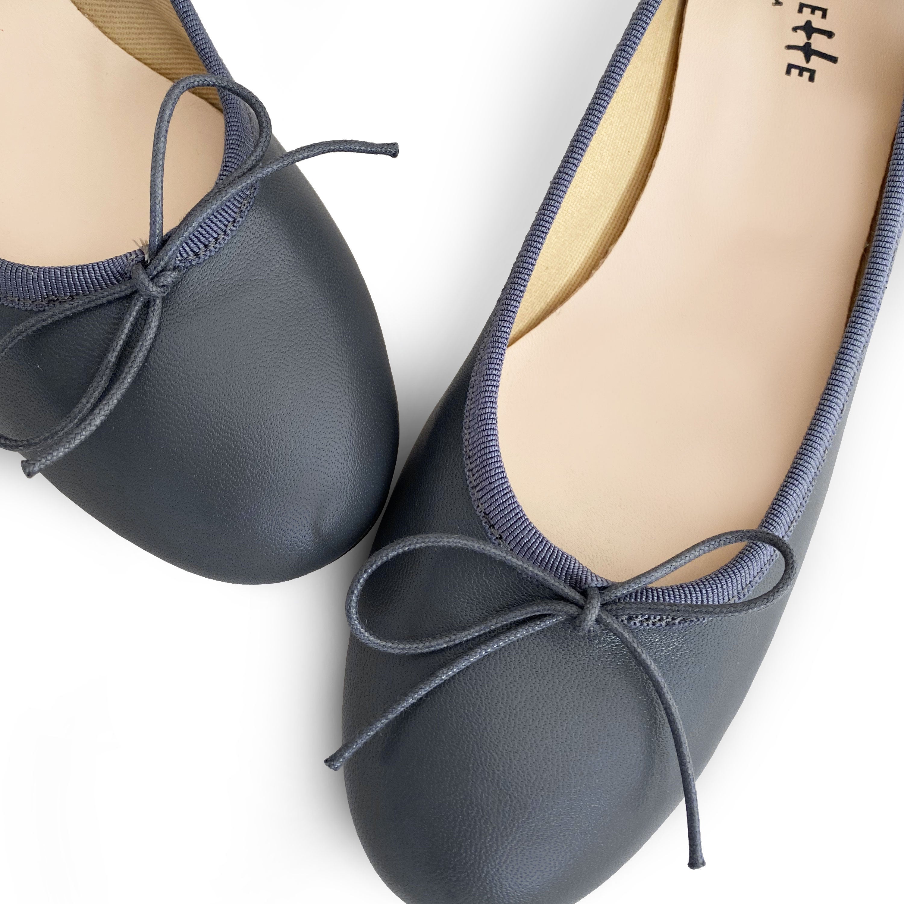 Ballerinas aus Rauchgrauem Leder mit hohem Absatz