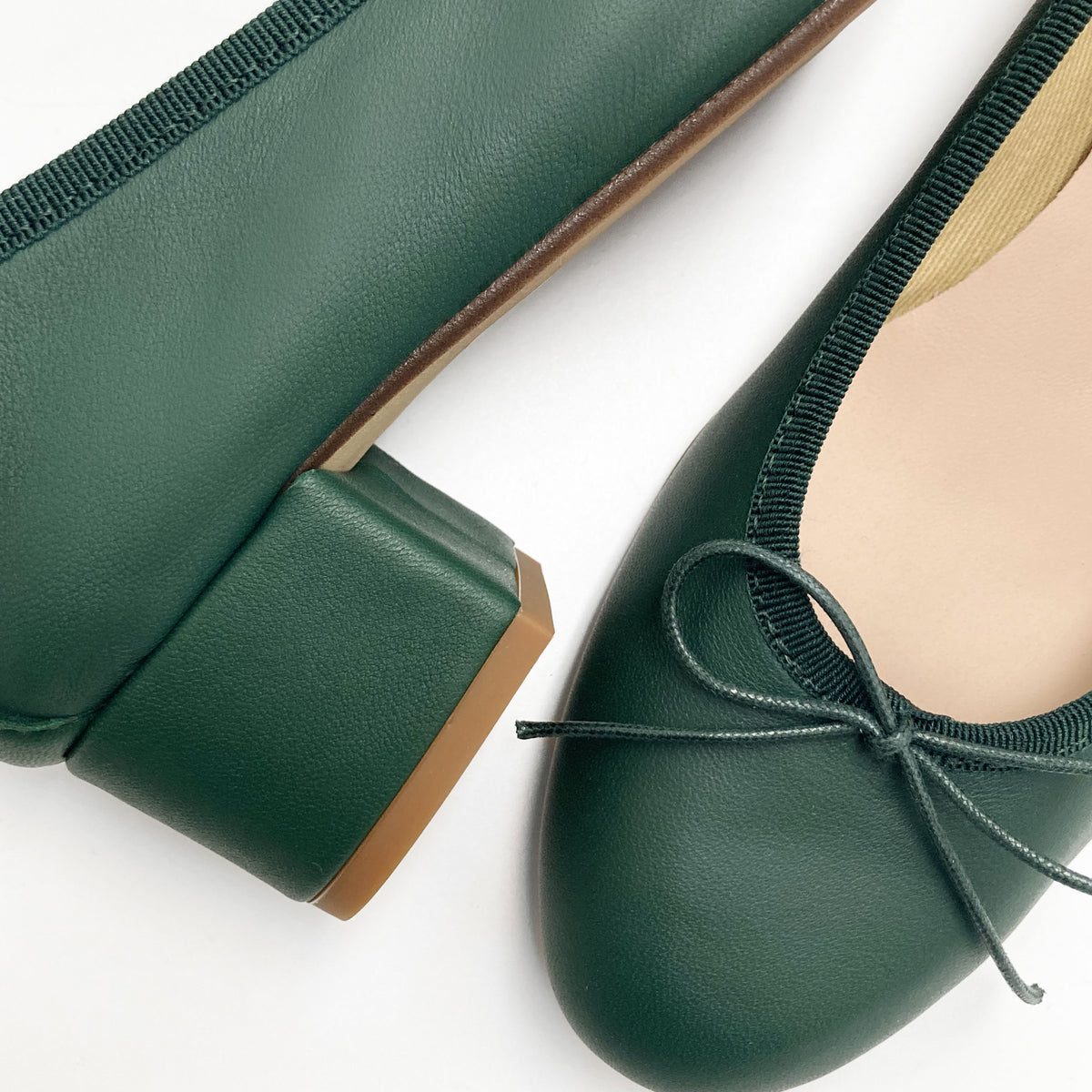 Flaschengrüne Lederballerinas mit hohem Absatz
