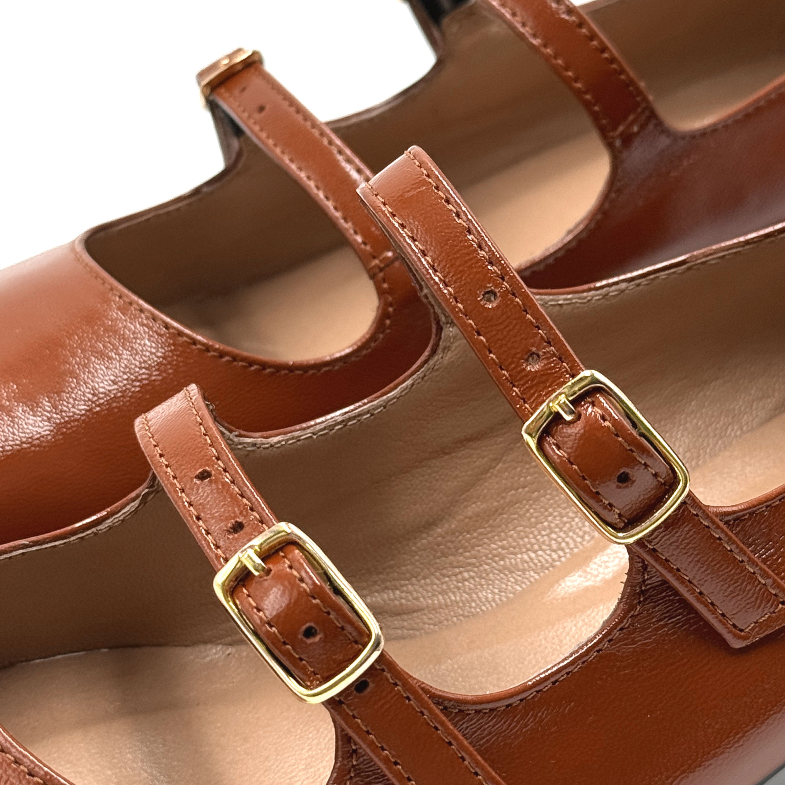 Mary Janes marron en cuir brillant avec deux brides et talon haut 