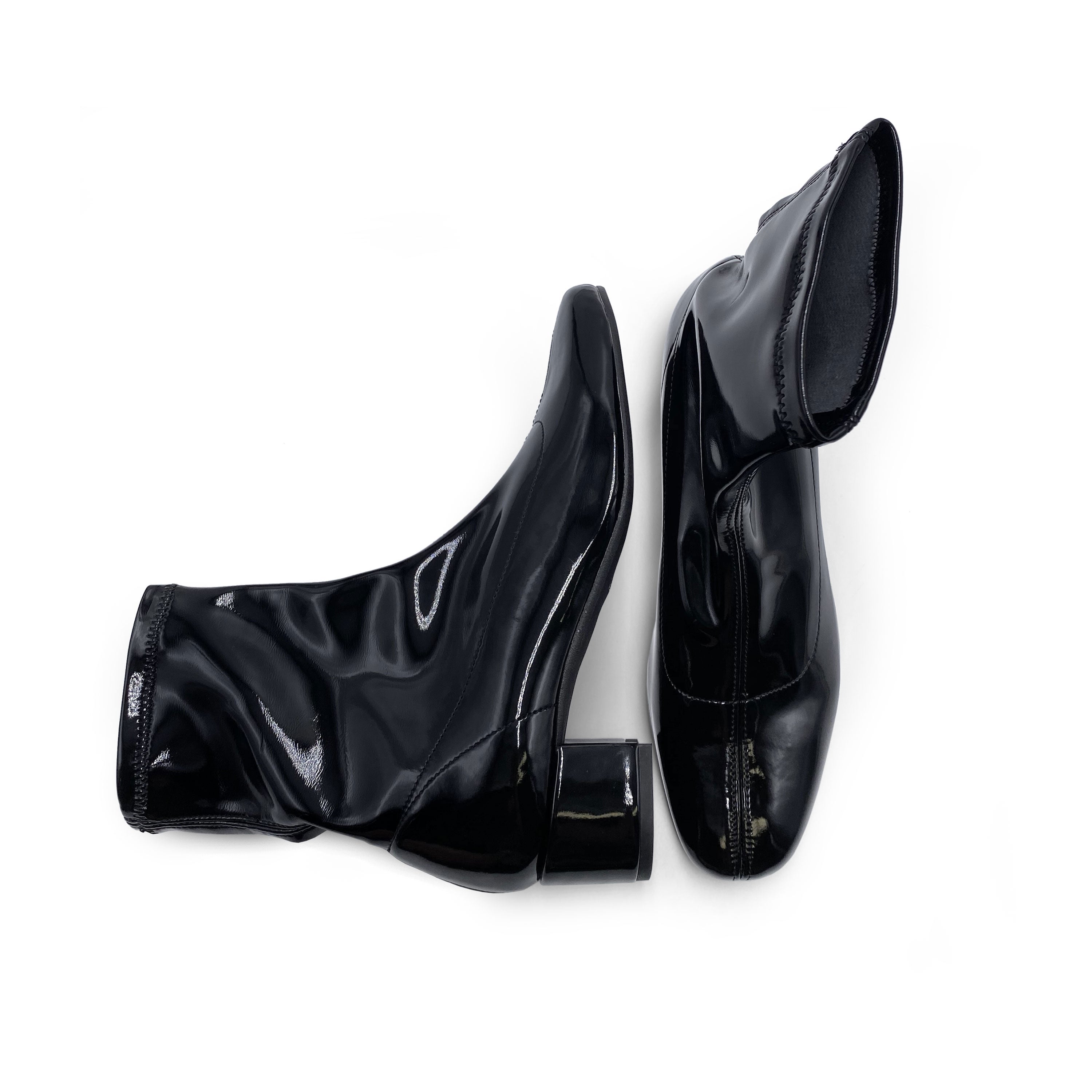 Schwarze Strumpfstiefeletten aus Lack