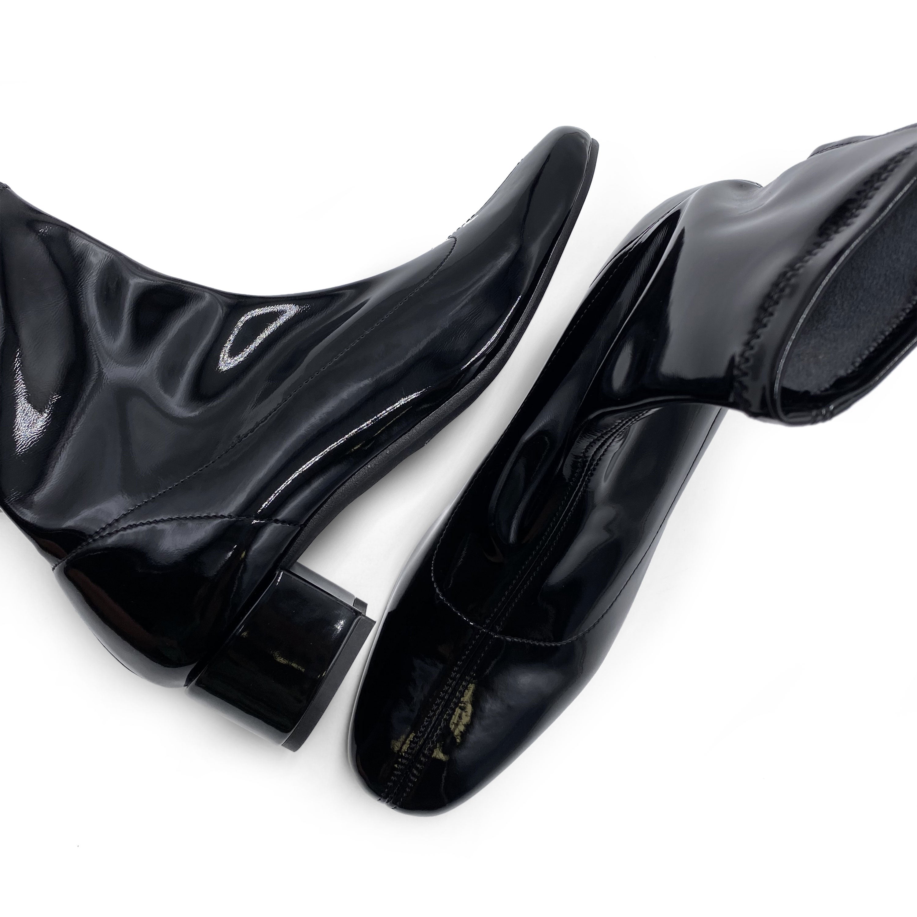 Schwarze Strumpfstiefeletten aus Lack