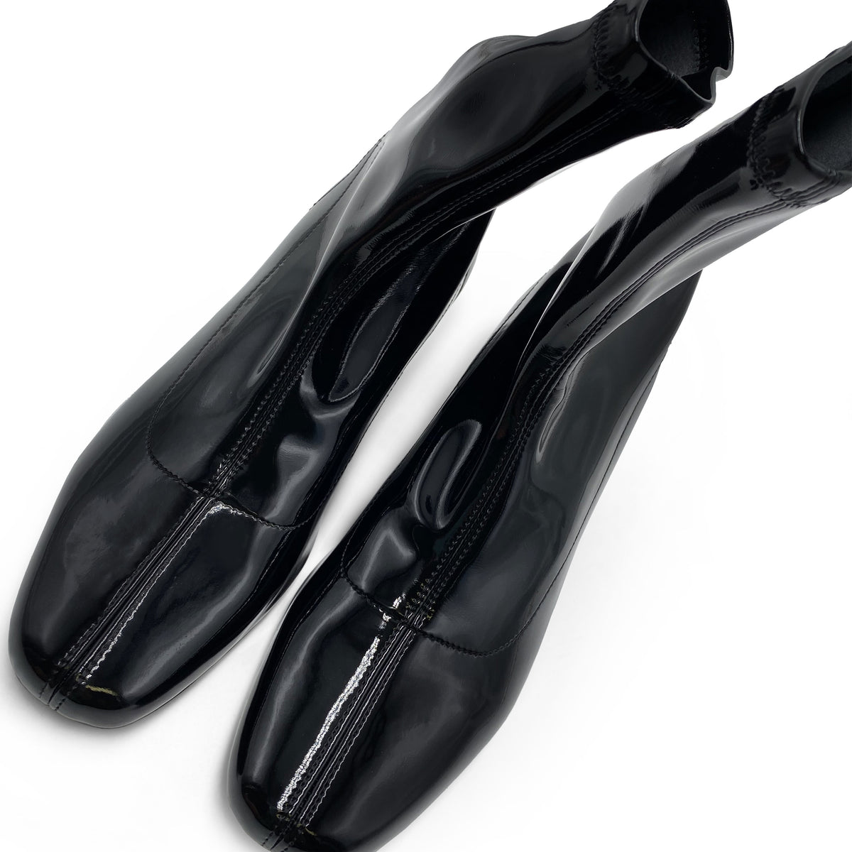 Schwarze Strumpfstiefeletten aus Lack