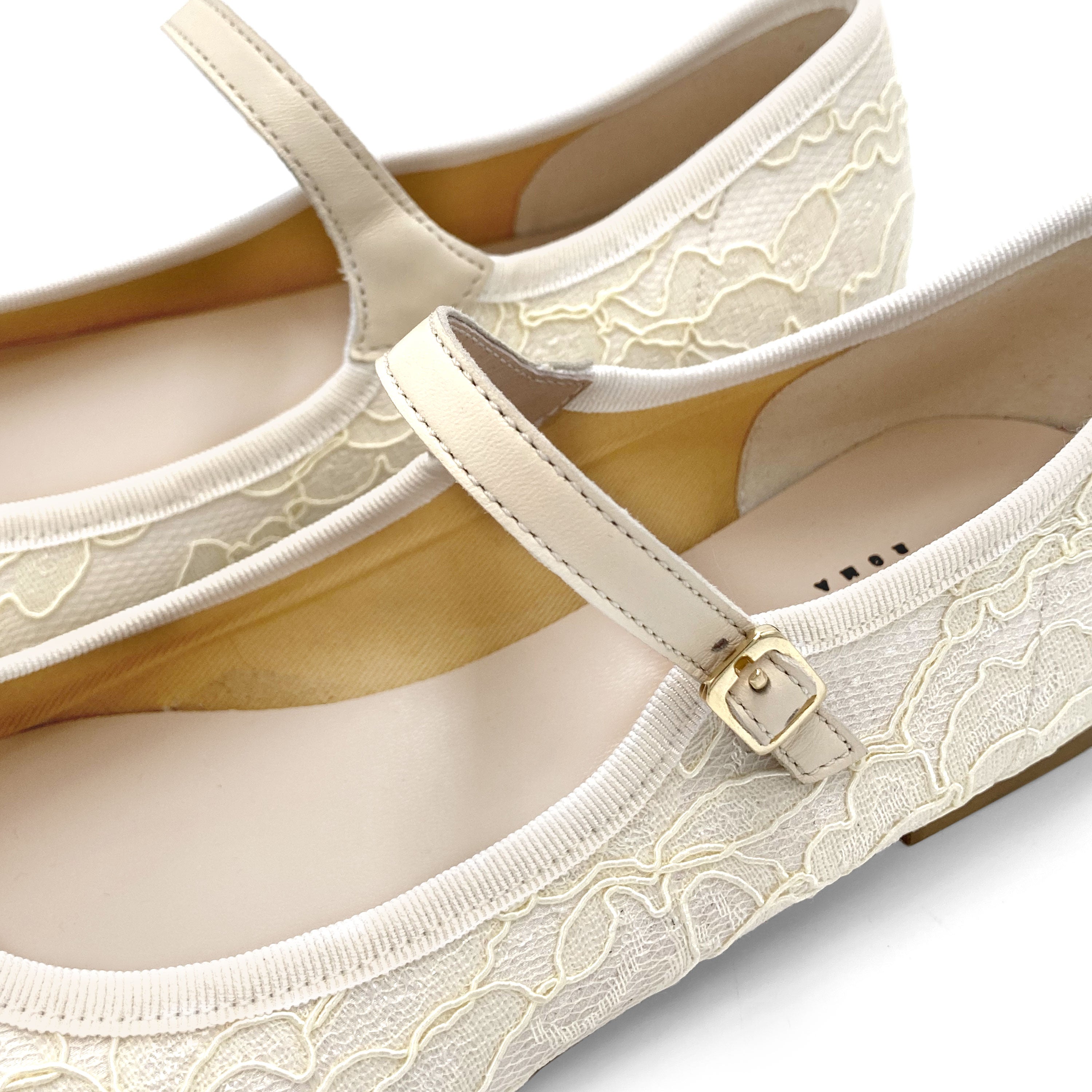 Weisse Mary Jane Ballerinas aus Spitze fur die Hochzeit in Elfenbein