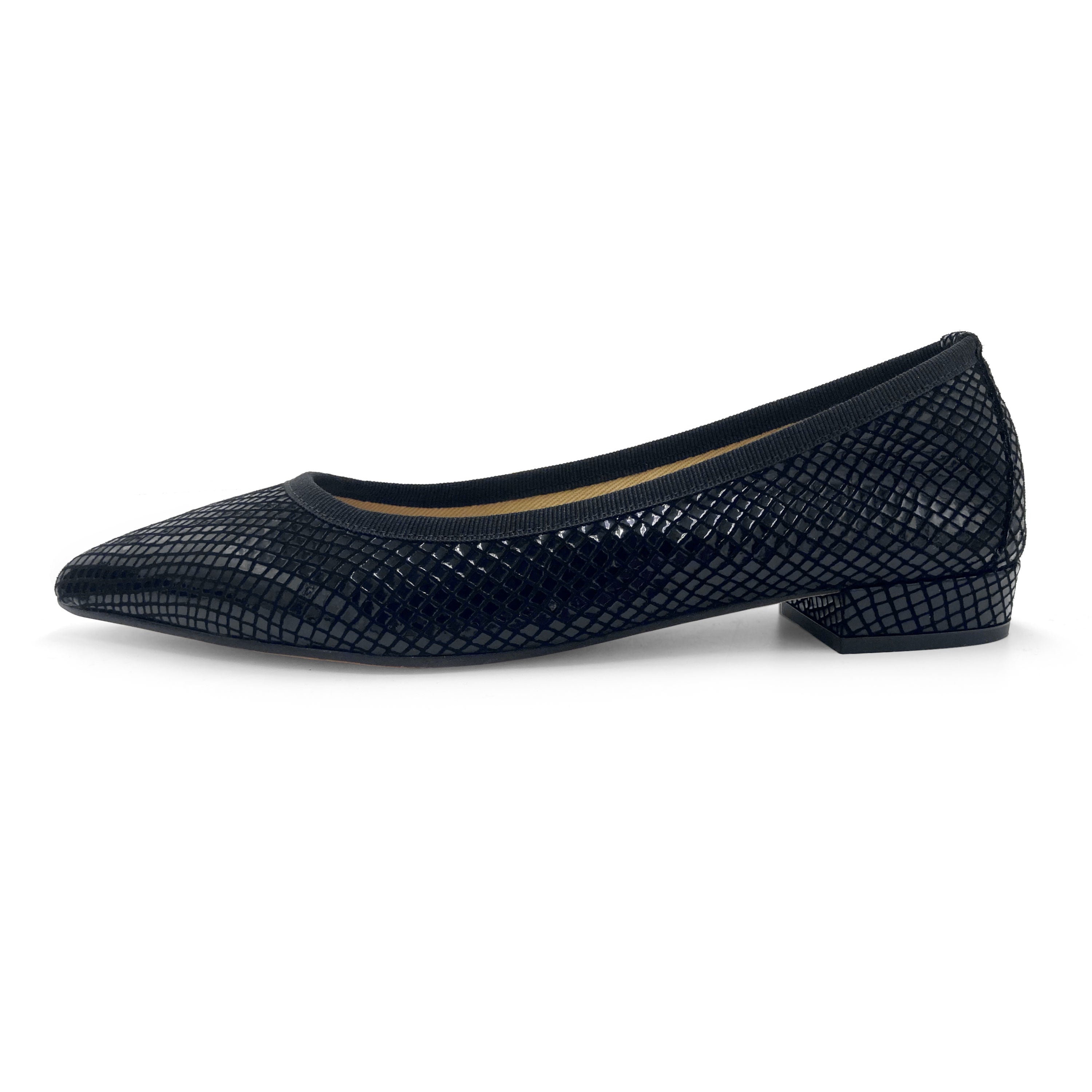 Ballerine animalier a punta nere in camoscio laminato