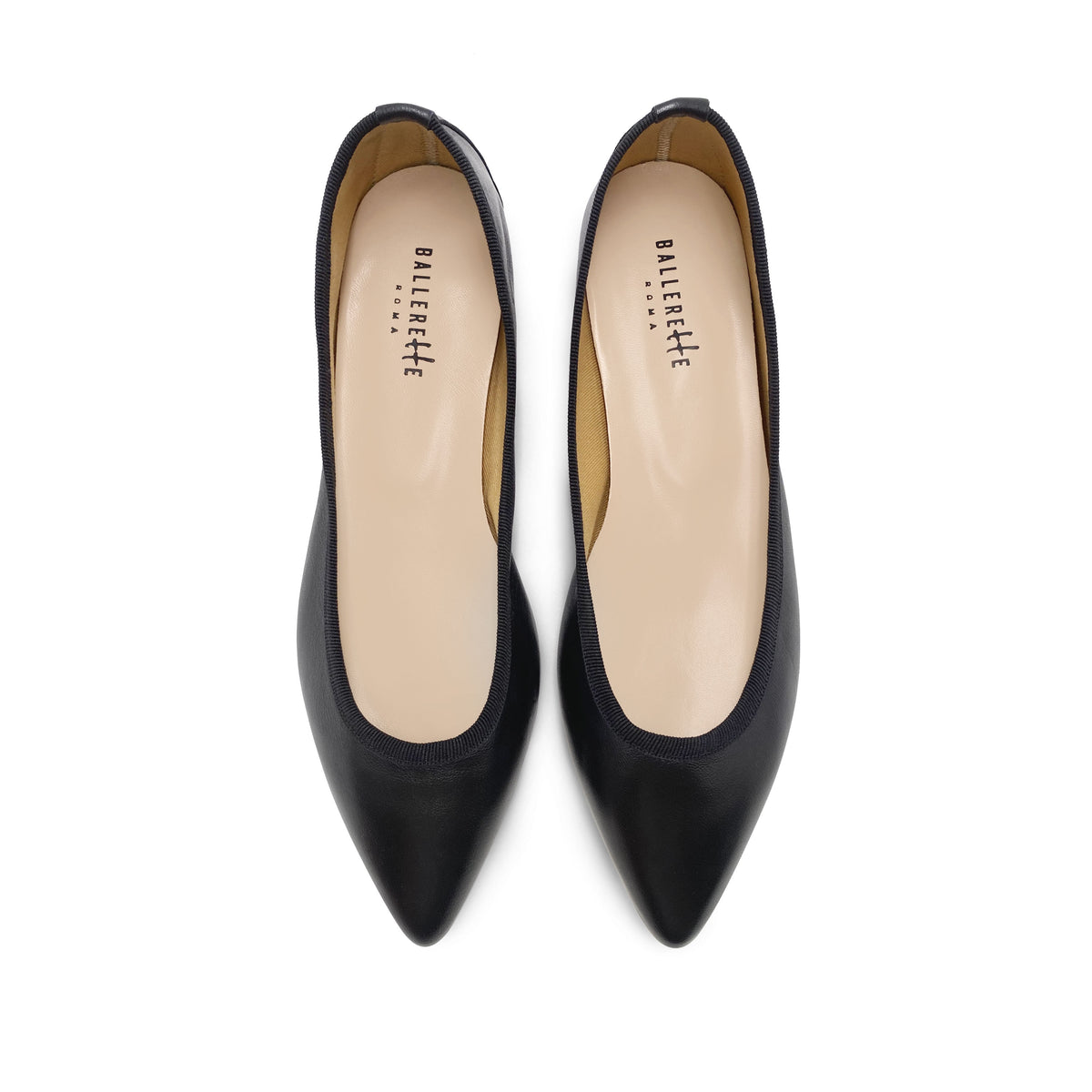 Ballerine a punta nere in pelle