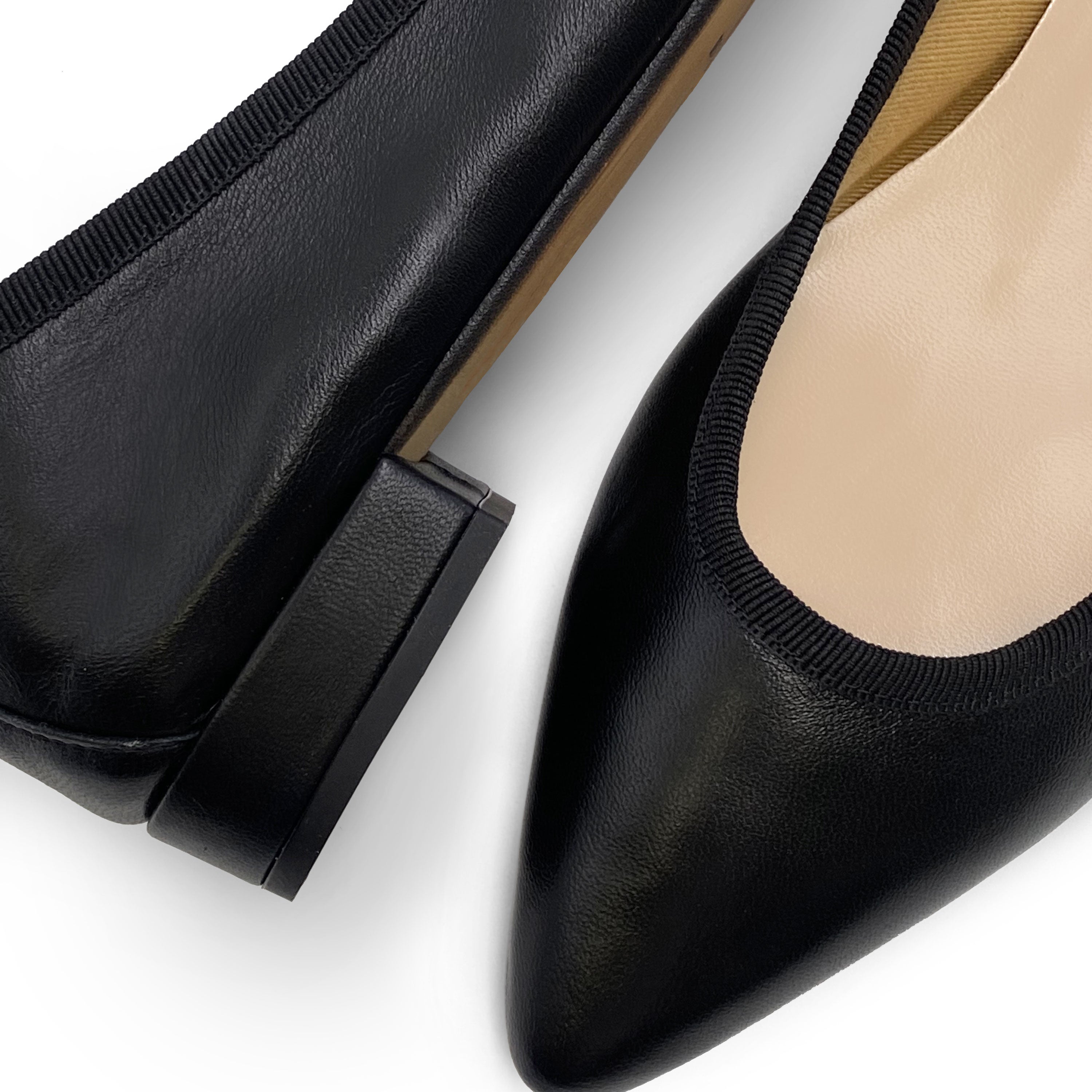 Ballerine a punta nere in pelle
