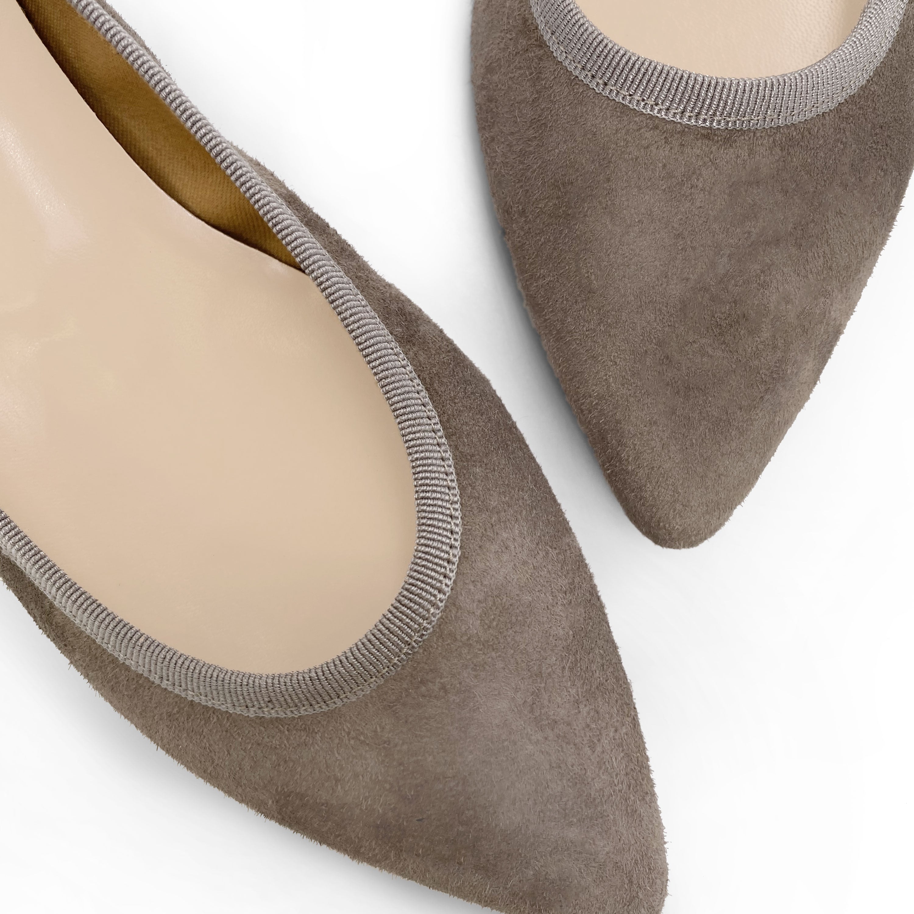 Taupefarbene spitze Wildlederballerinas
