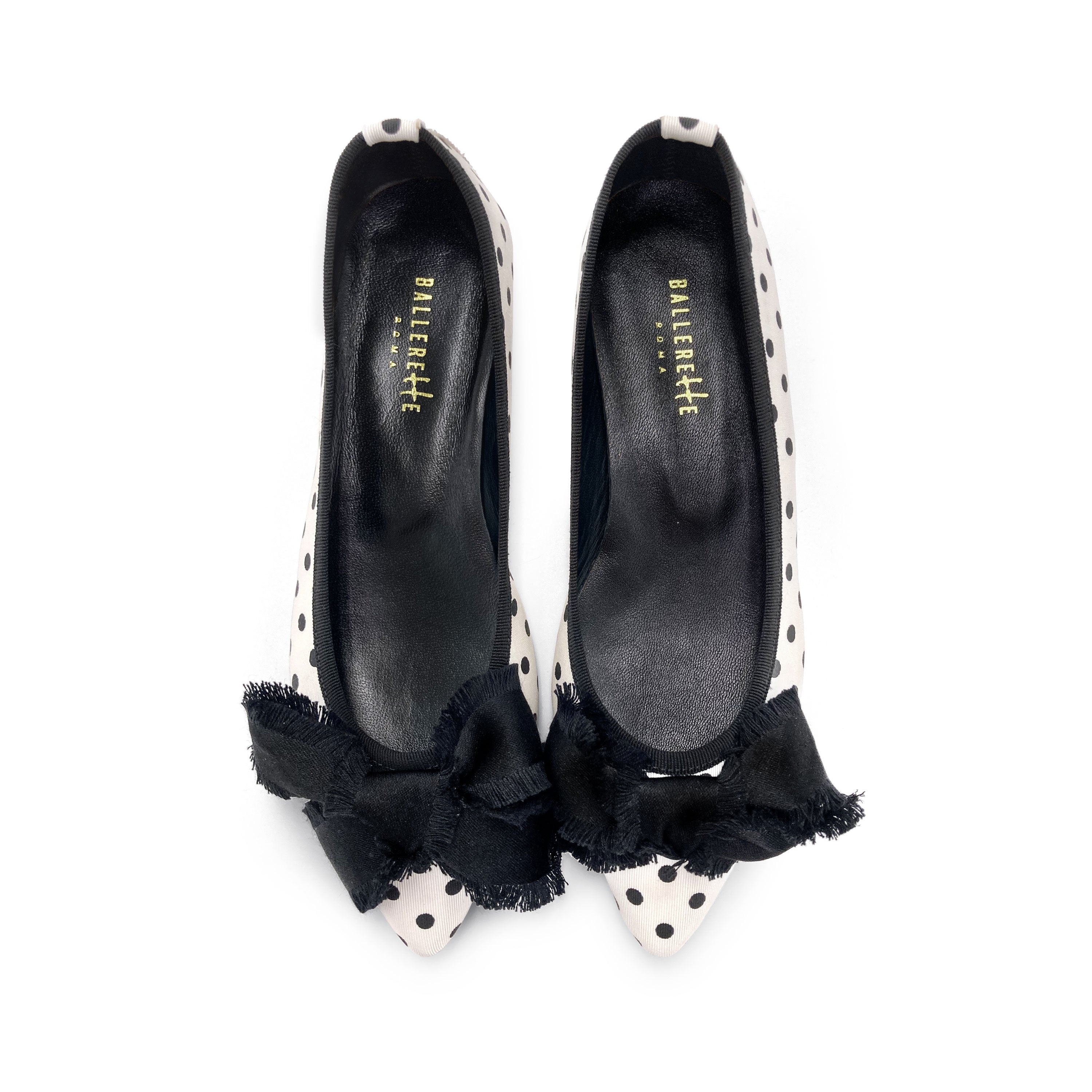 Ballerines à bout pointu blanches et noires à pois en tissu avec nœud