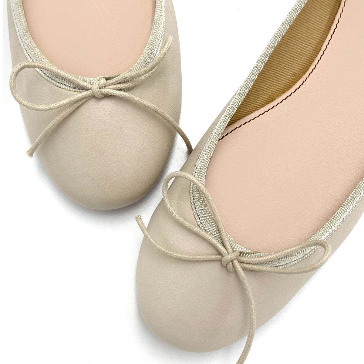 Beigefarbene Lederballerinas