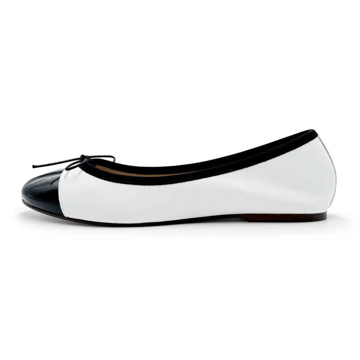 Ballerine bianche in pelle con punta in vernice nera