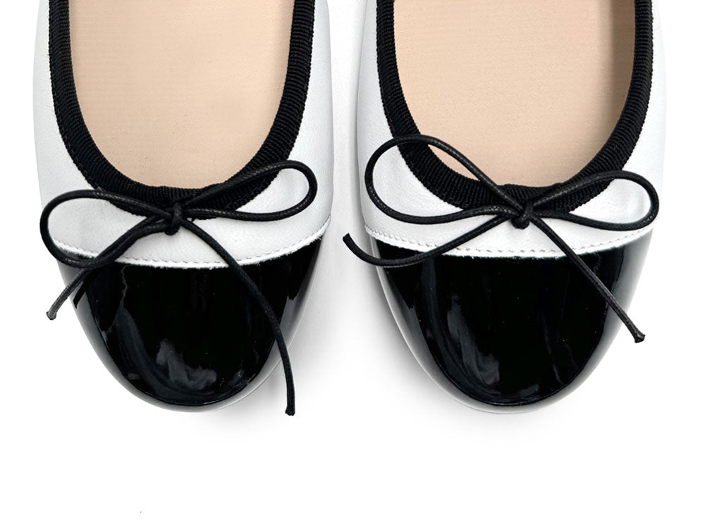 Ballerine bianche in pelle con punta in vernice nera