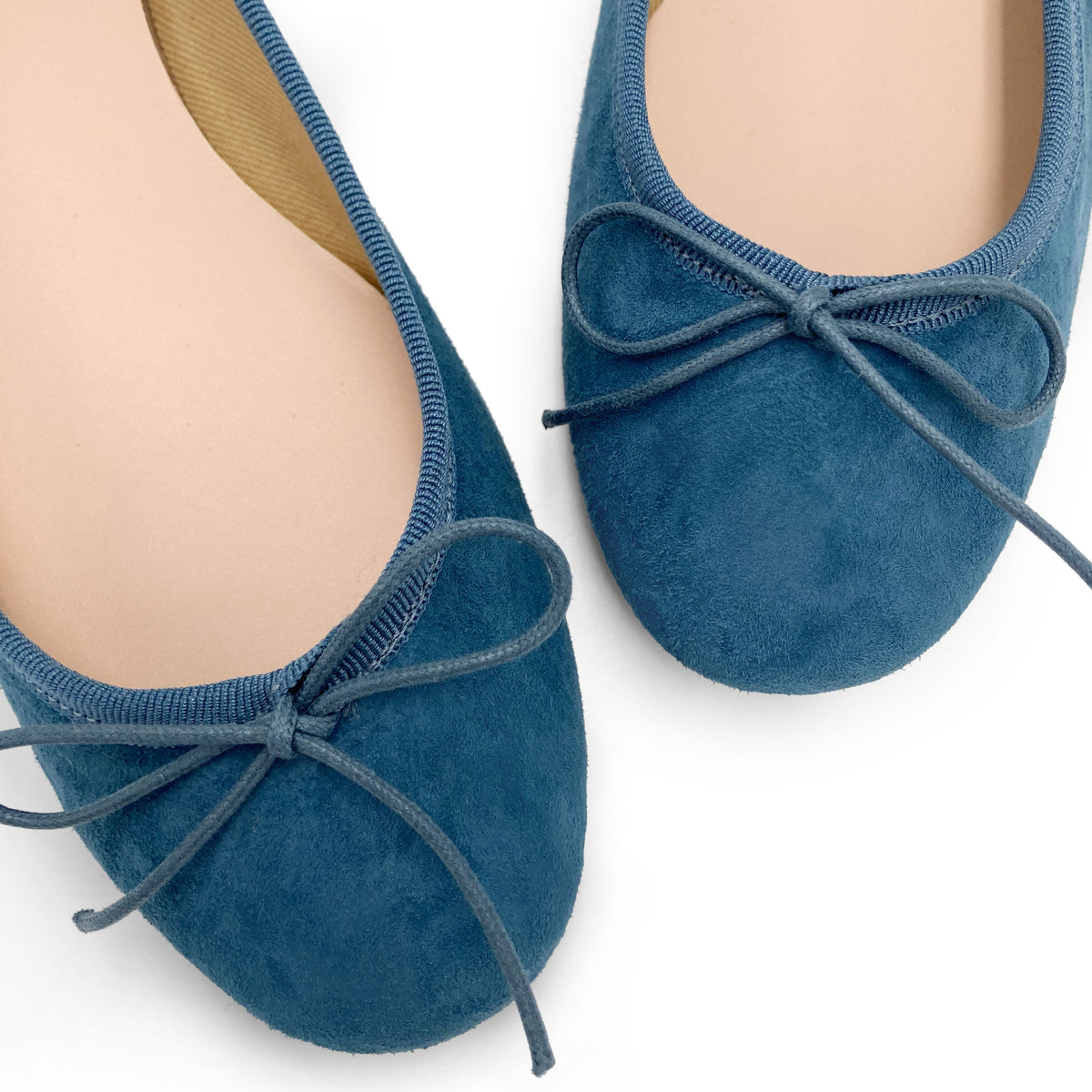 Bailarinas de ante azul cielo