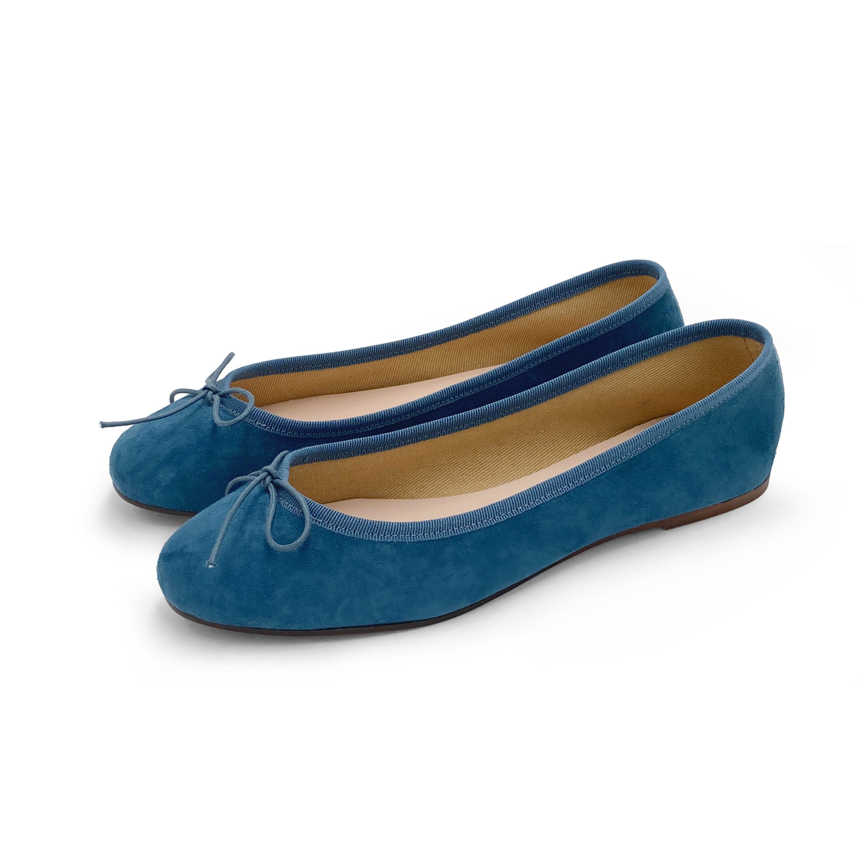 Bailarinas de ante azul cielo
