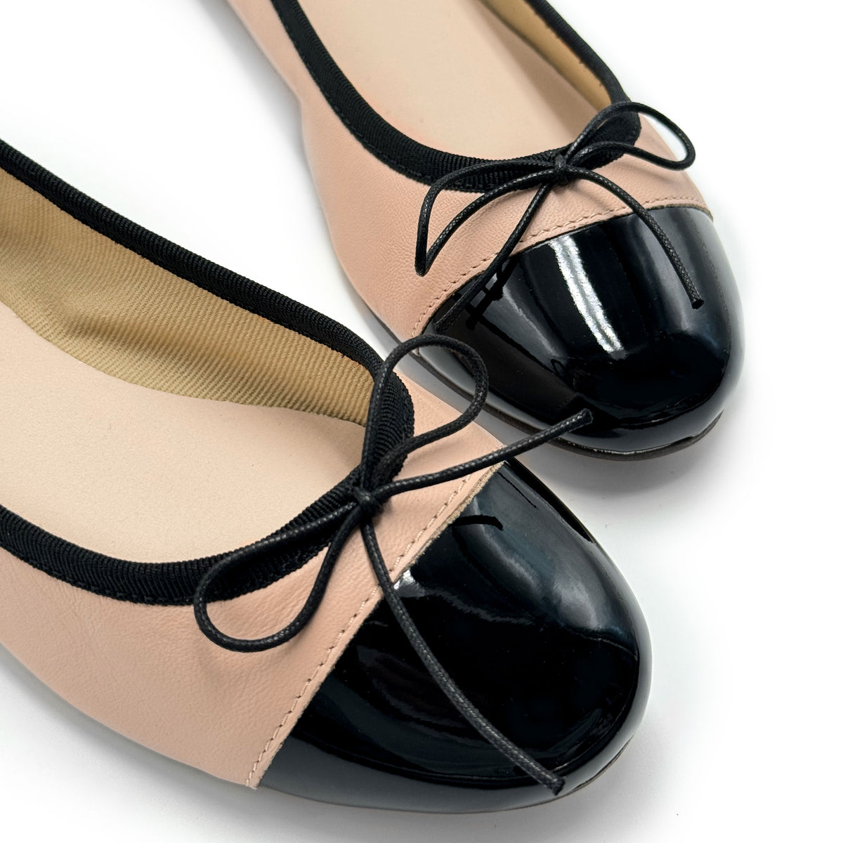 Ballerine rosa cipria in pelle con punta in vernice nera
