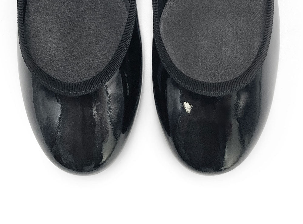 Schwarze Lack‑Ballerinas mit Schmuckriemchen