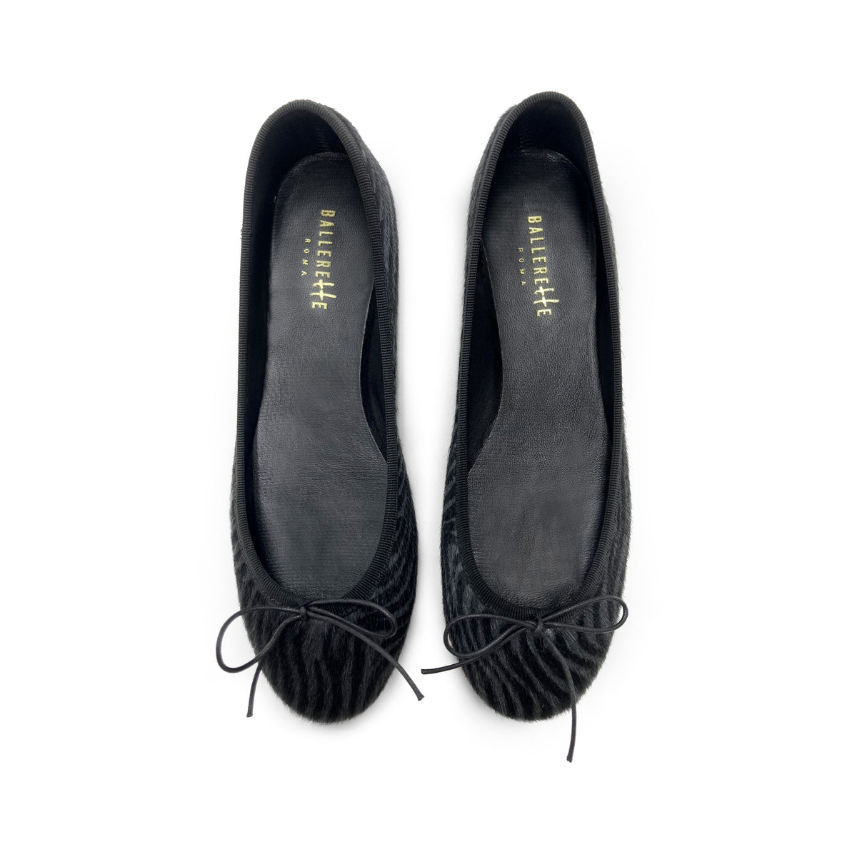 Ballerinas aus grauem und schwarzem Ponyfell im Zebra-Optik