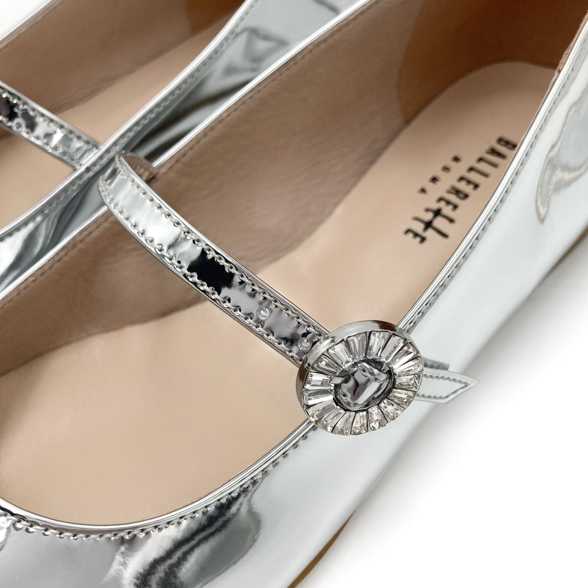 Spiegelnde silberne Mary Jane Ballerinas mit Schmuckriemen