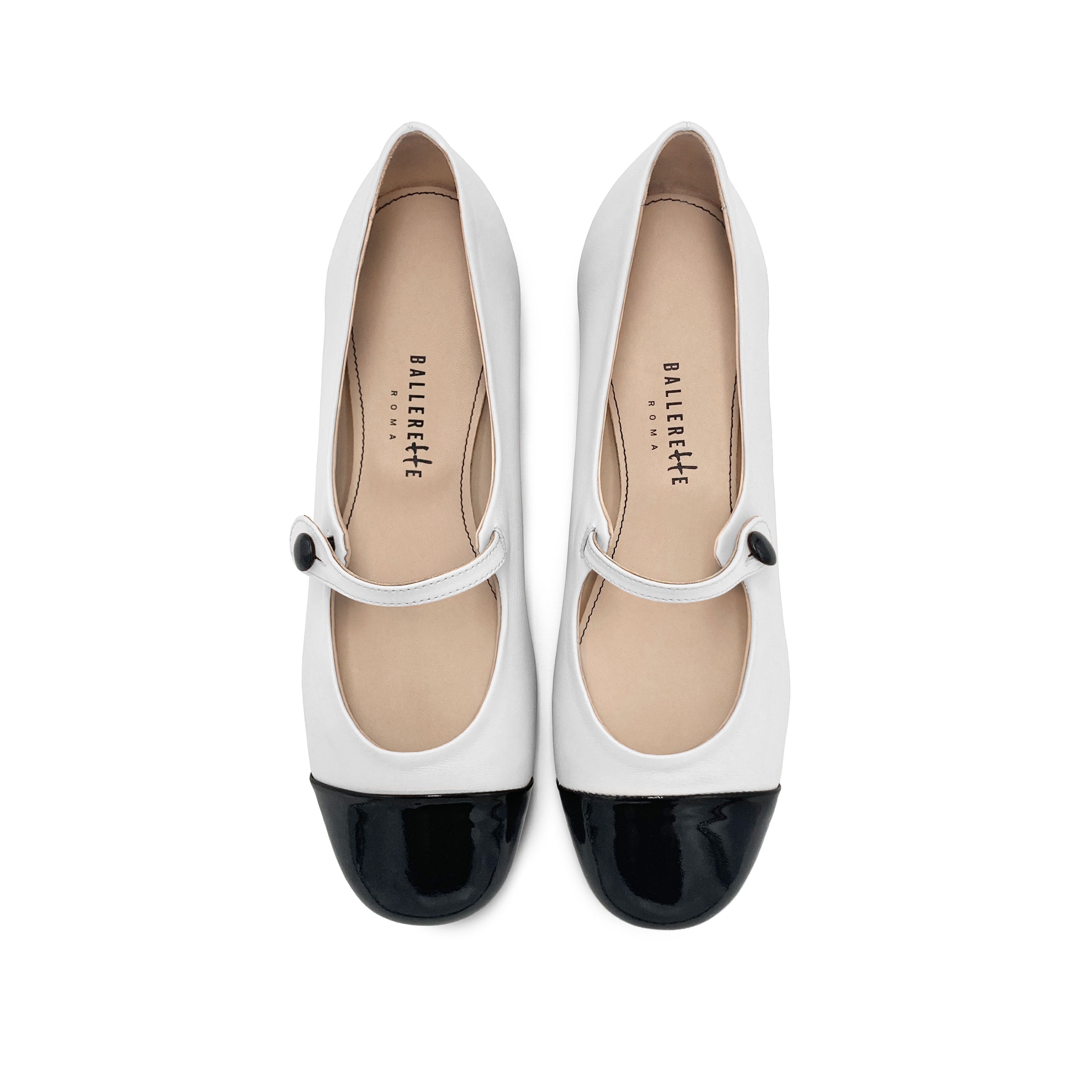Bailarinas en piel blanca con correa y punta acharolada