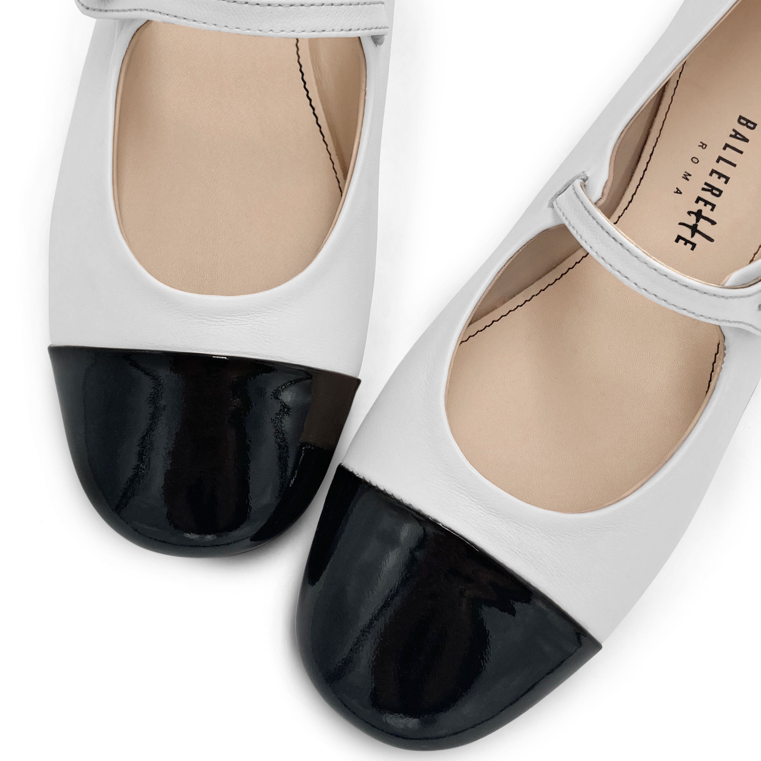 Bailarinas en piel blanca con correa y punta acharolada