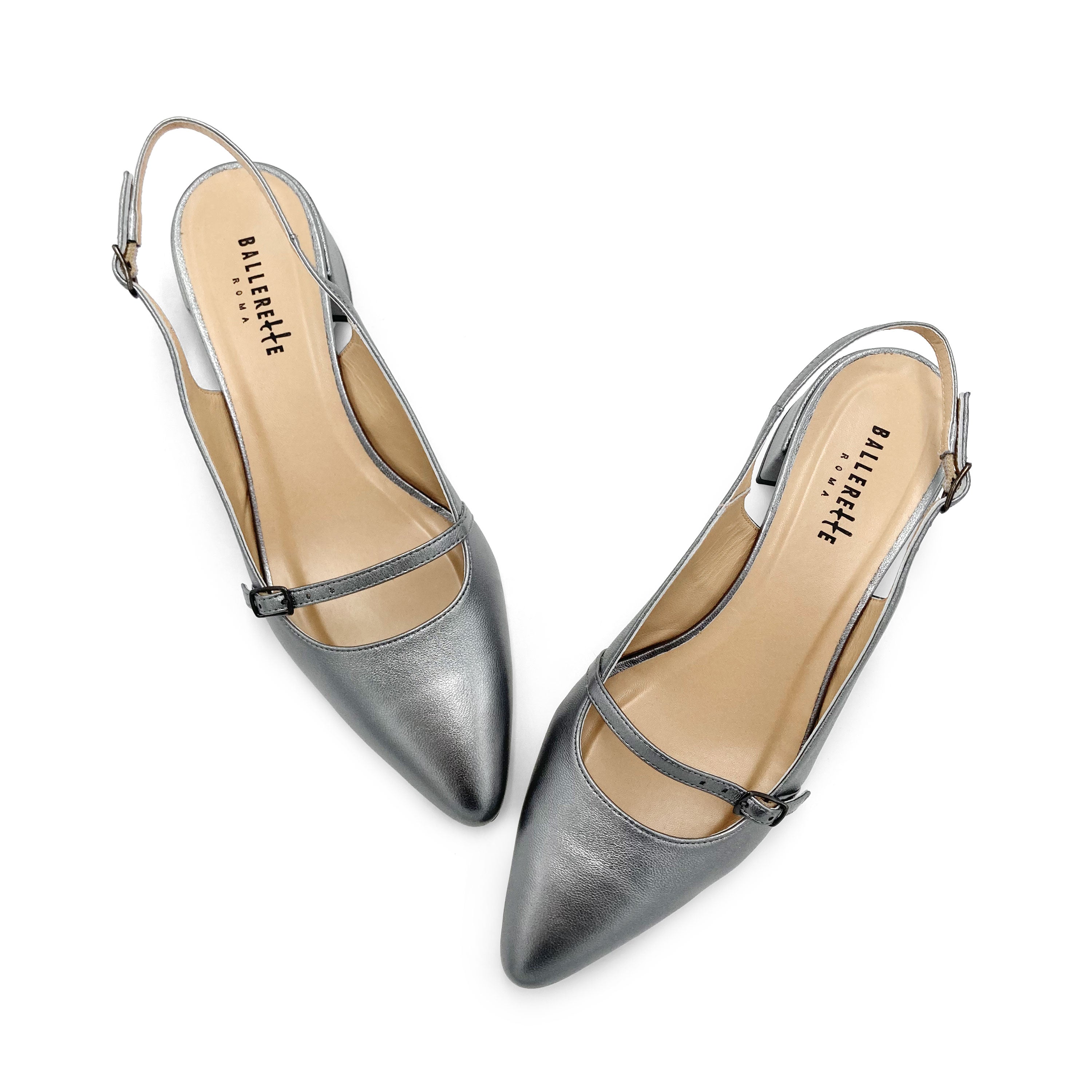 Silberne Mary Jane Slingback-Flats aus laminiertem Leder mit Absatz