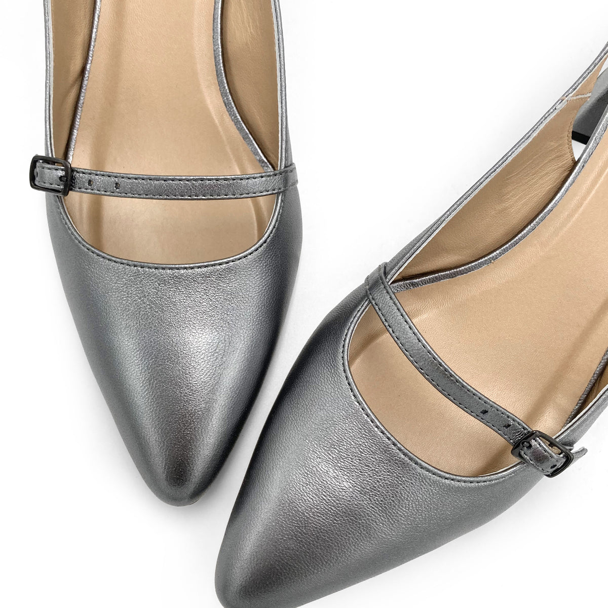 Silberne Mary Jane Slingback-Flats aus laminiertem Leder mit Absatz