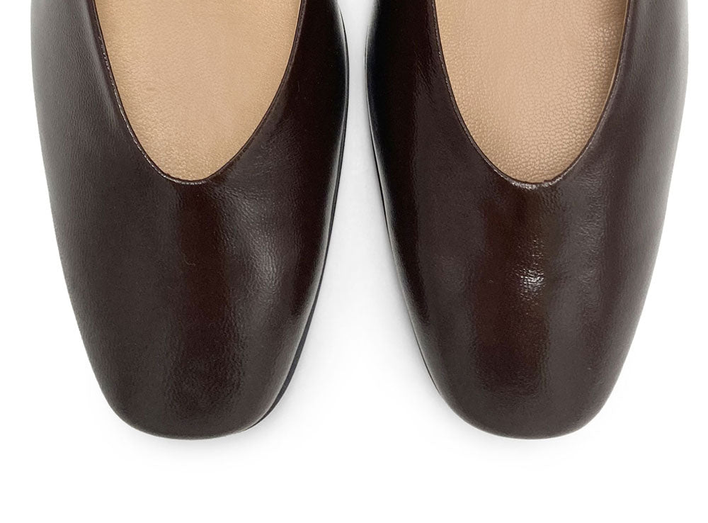 Braune Lackleder-Ballerinas mit quadratischer Spitze und bequemem hohem Absatz