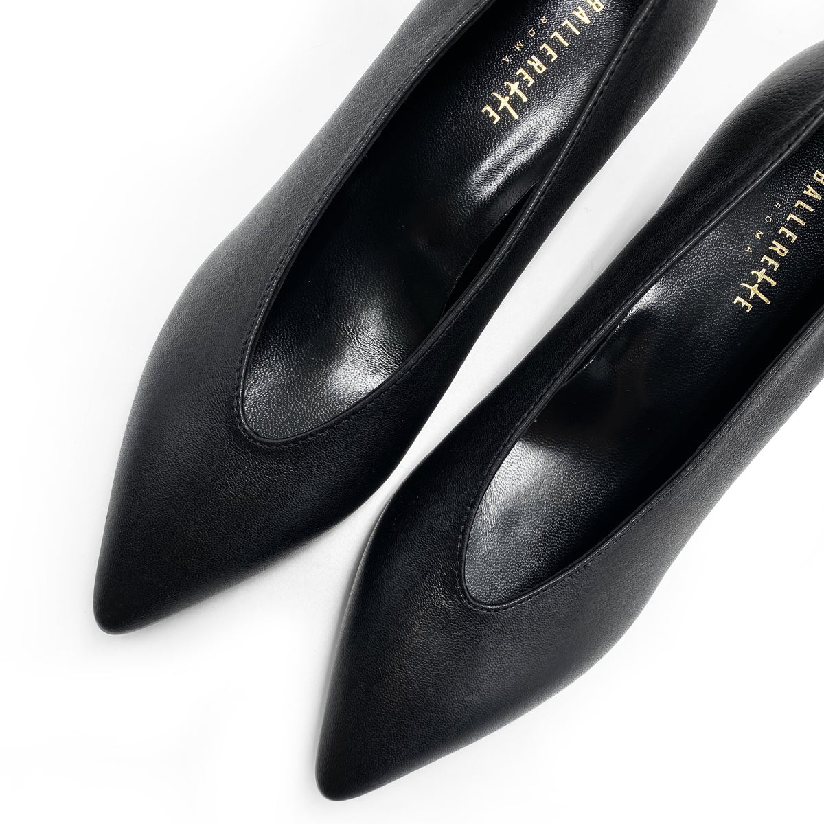Zapatos de salón en piel color negro con escote en V