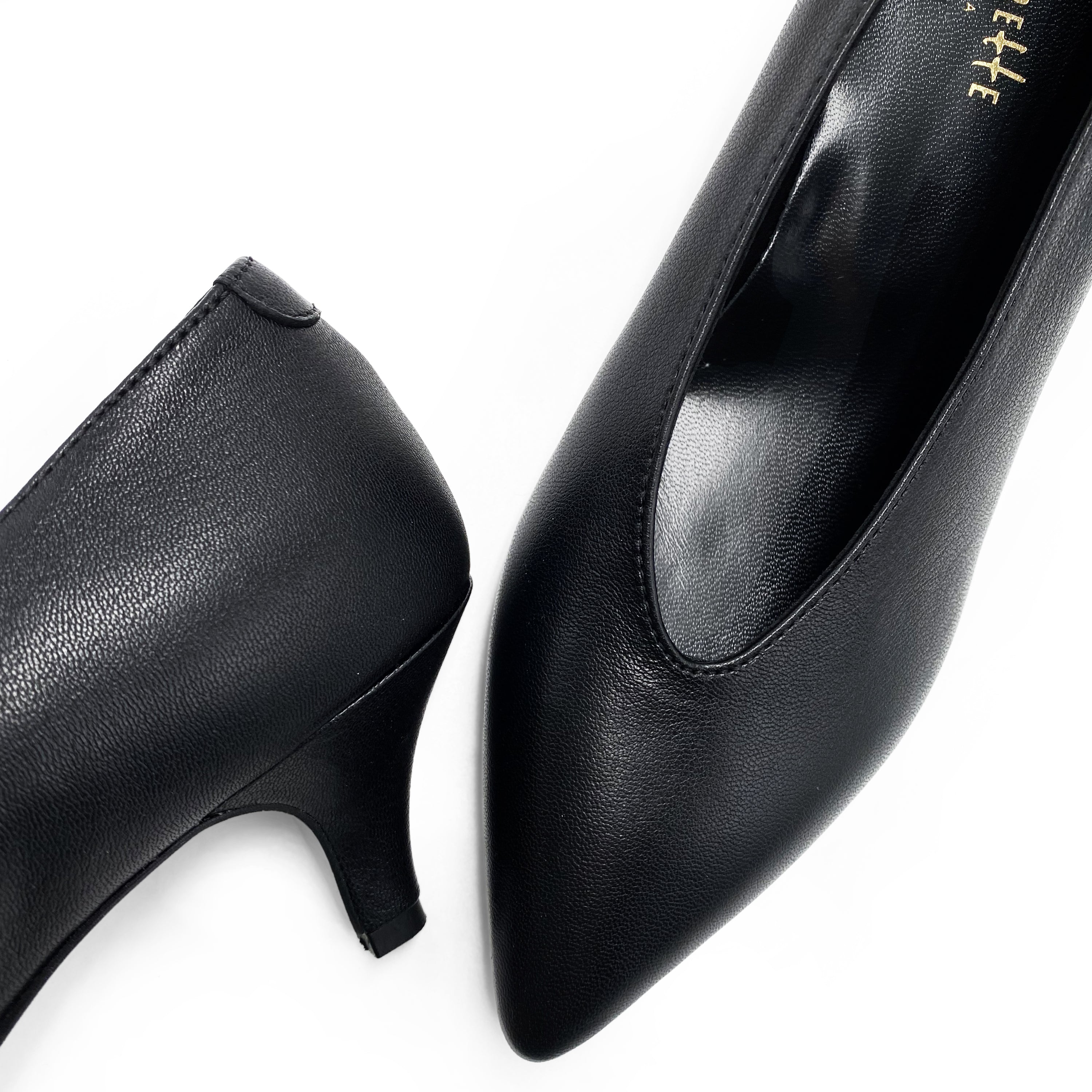 Zapatos de salón en piel color negro con escote en V