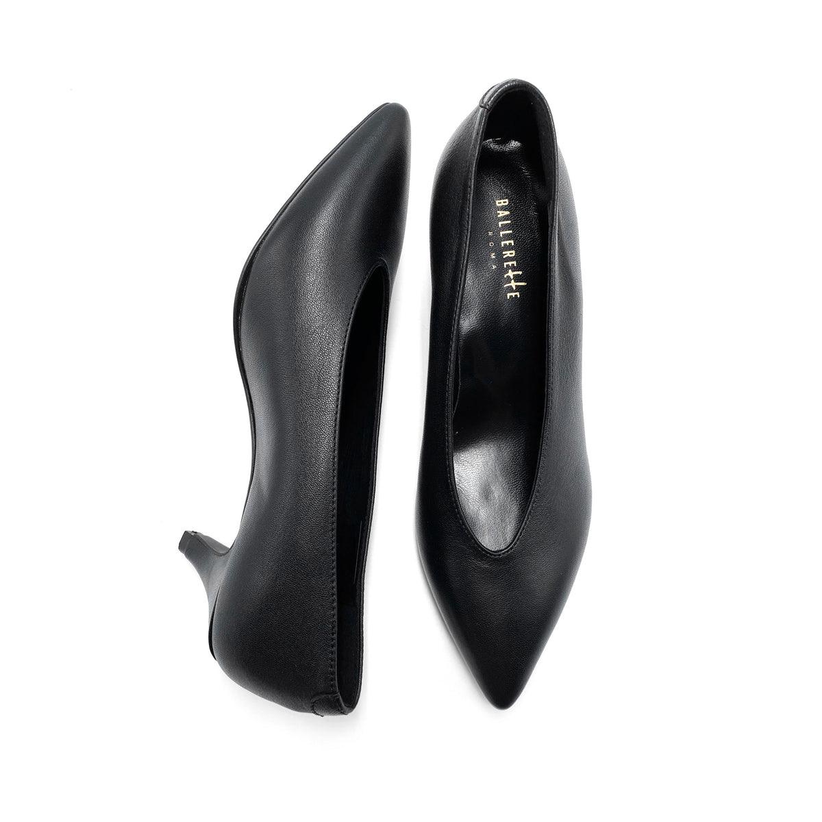 Zapatos de salón en piel color negro con escote en V