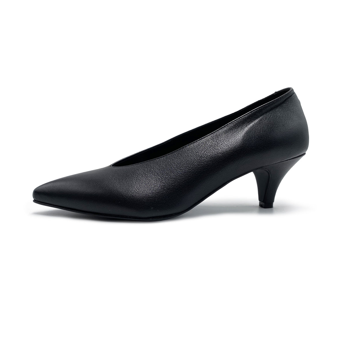 Zapatos de salón en piel color negro con escote en V