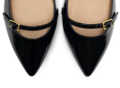 Schwarze Ballerinas aus Lackleder mit Riemen
