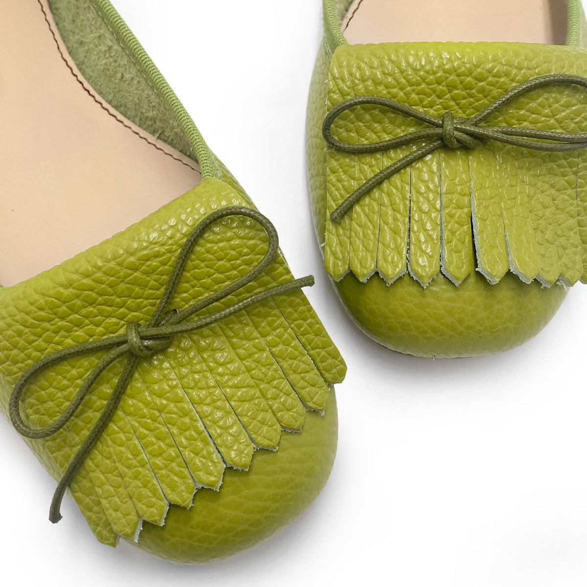 Mocasines de mujer en piel verde oliva con flecos