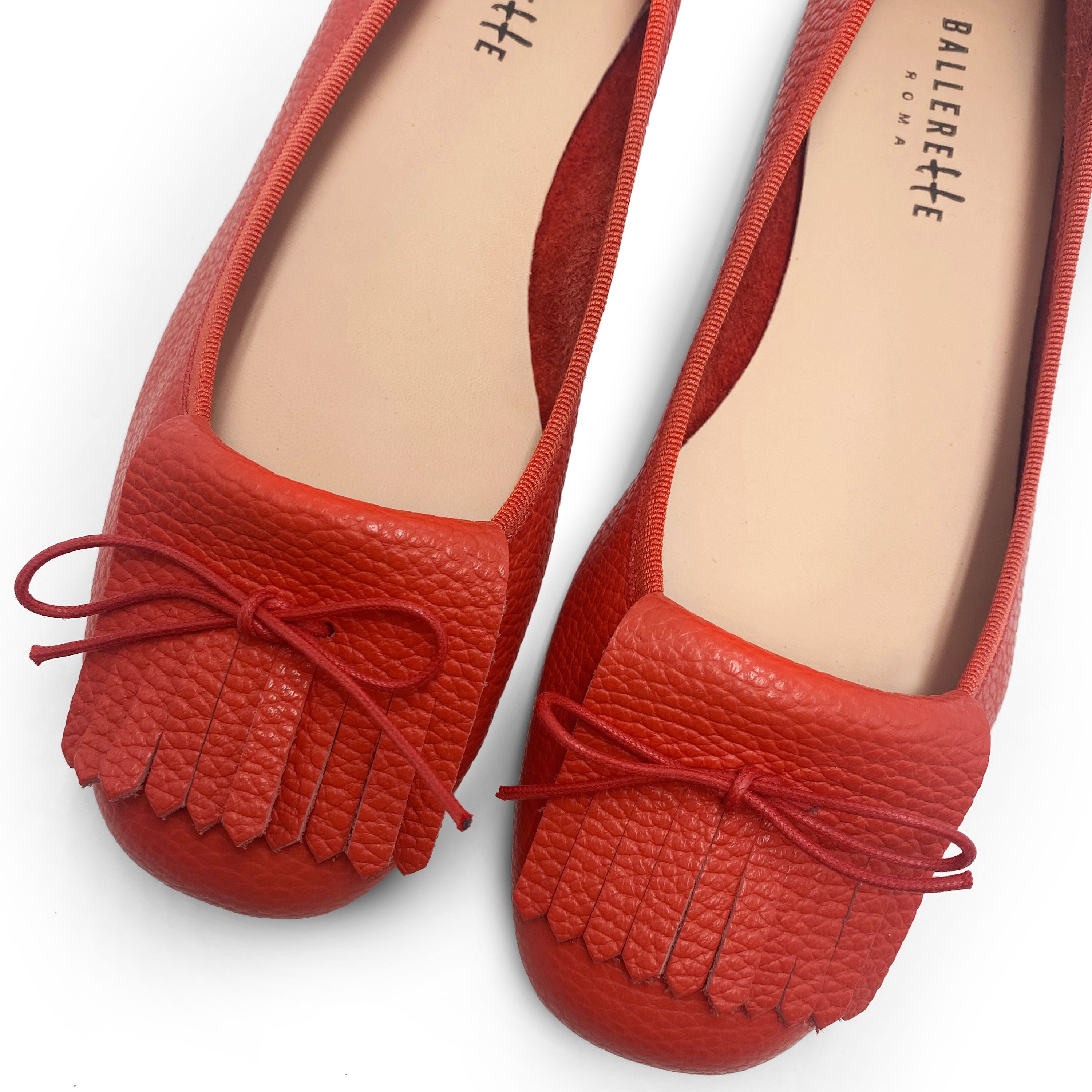 Mocasines rojos de piel con flecos 