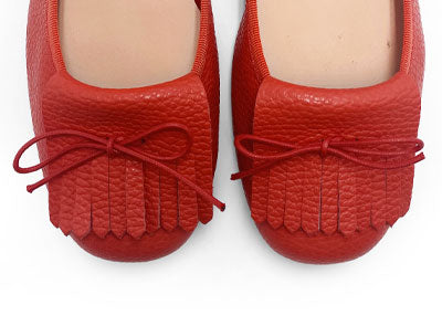 Mocasines rojos de piel con flecos 