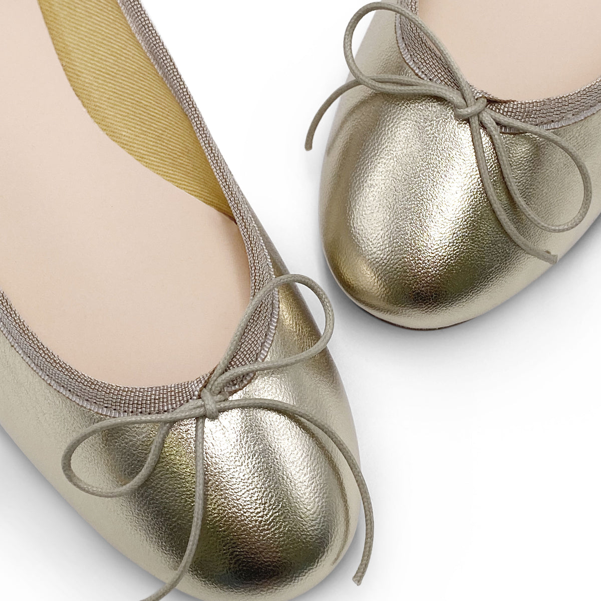 Platinfarbene Ballerinas aus laminiertem Leder