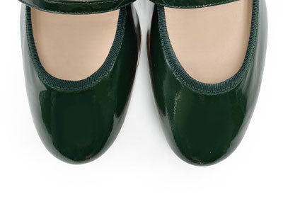 Ballerines vertes en vernis avec sangle et talon