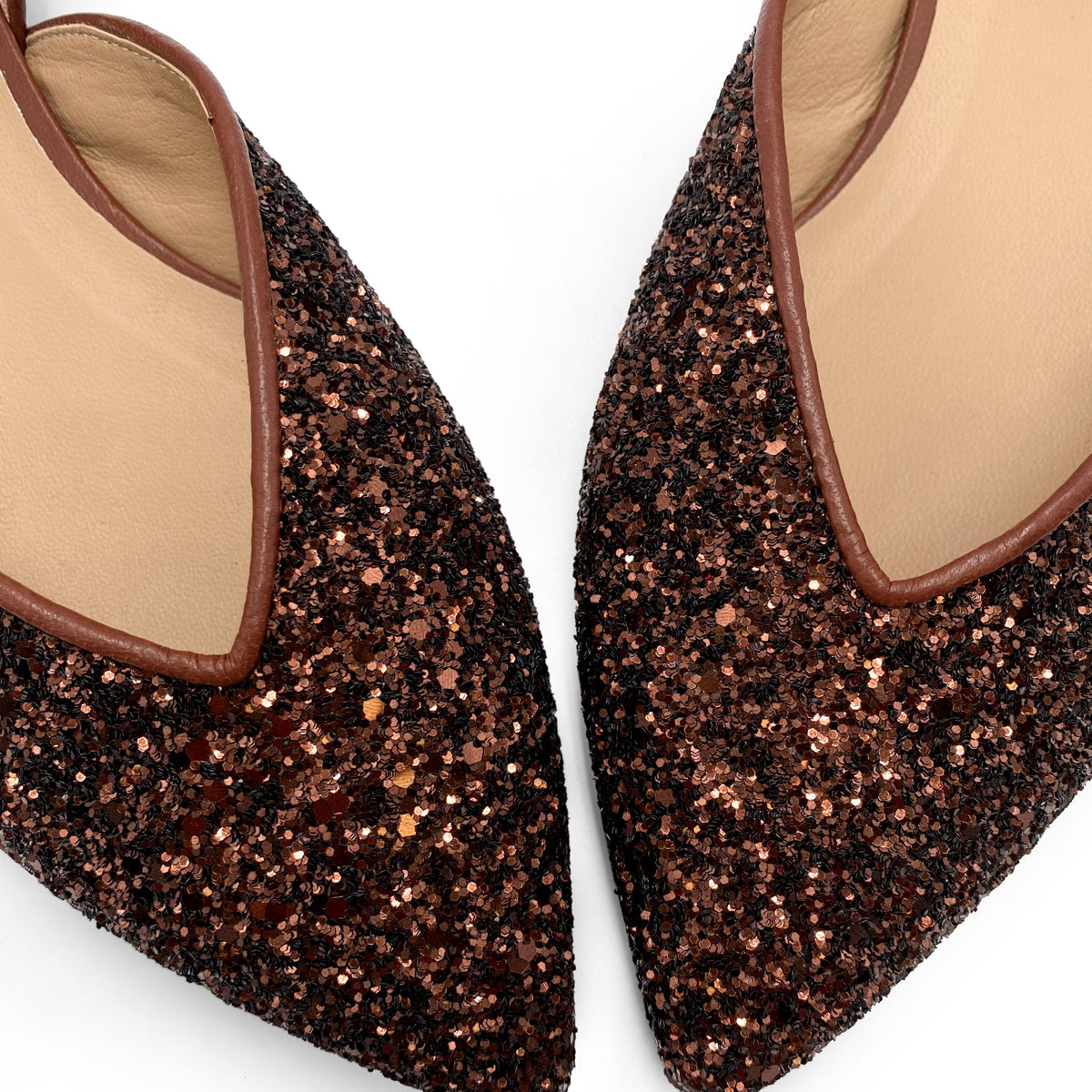 Offene Ballerinas mit bronzefarbenem Glitzer