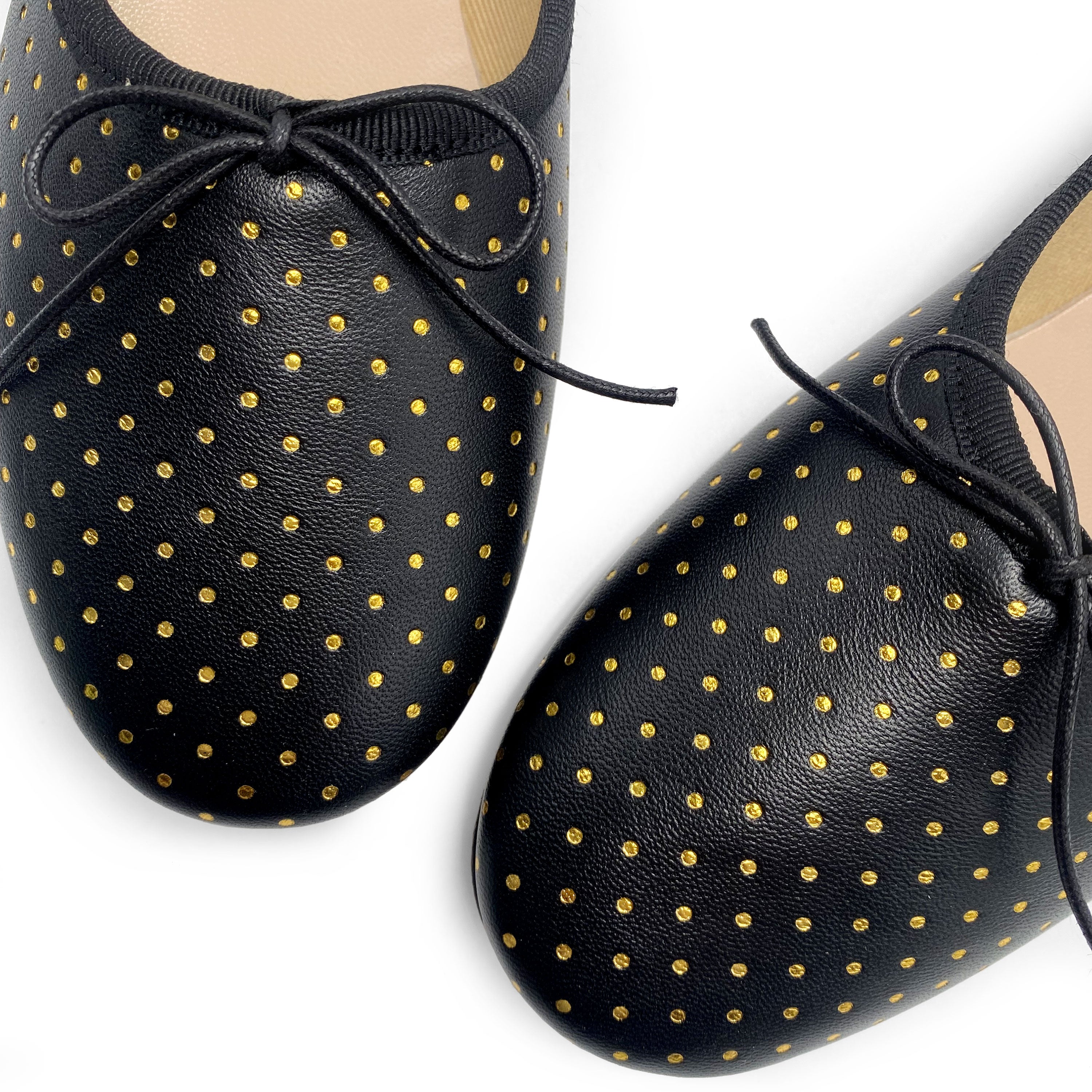 Hochgeschlossene Ballerinas aus schwarzem Leder mit goldenen Mikro-Tupfen
