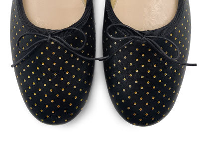 Hochgeschlossene Ballerinas aus schwarzem Leder mit goldenen Mikro-Tupfen