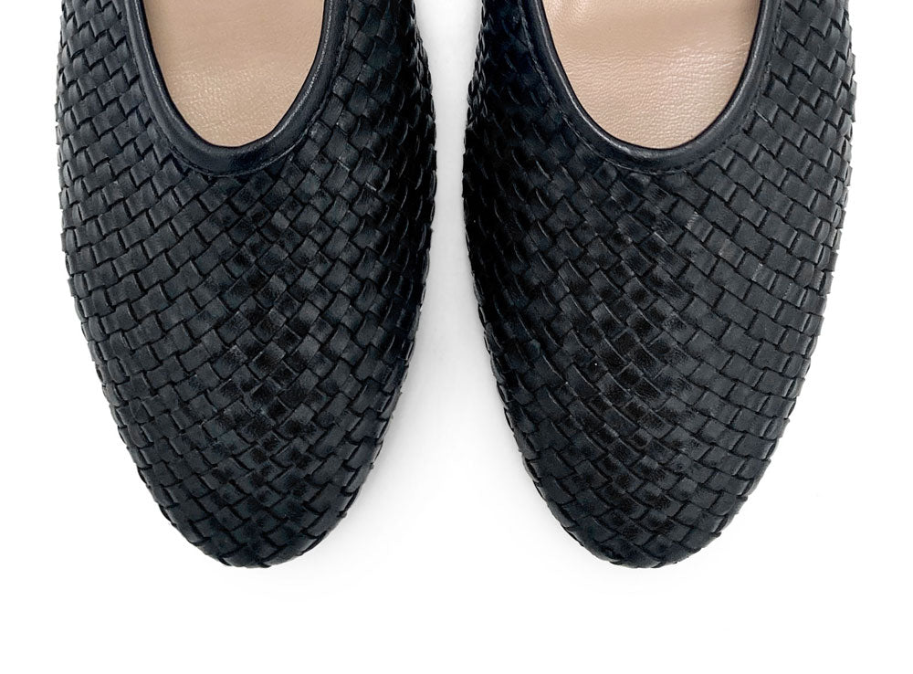 Ballerine nere accollate in pelle intrecciata a mano e cinturino