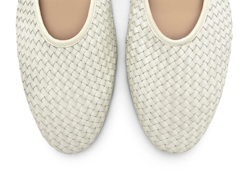 Ballerine bianche accollate in pelle intrecciata a mano e cinturino