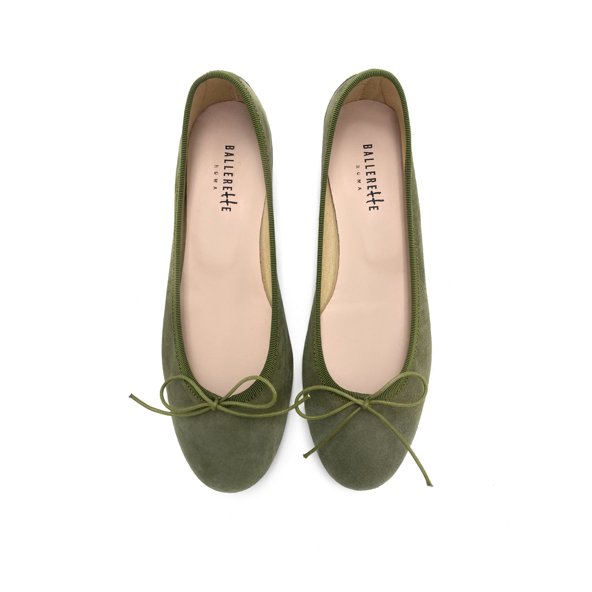 Ballerine verdi oliva con tacco in camoscio