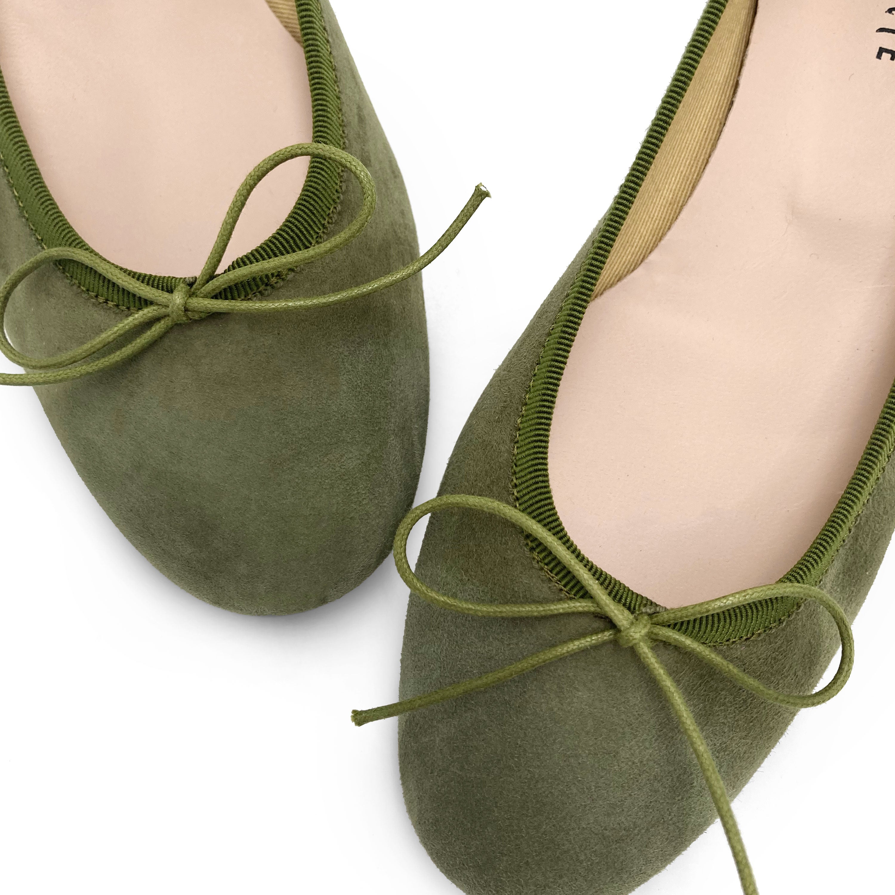 Olivegrüne Wildlederballerinas mit Absatz