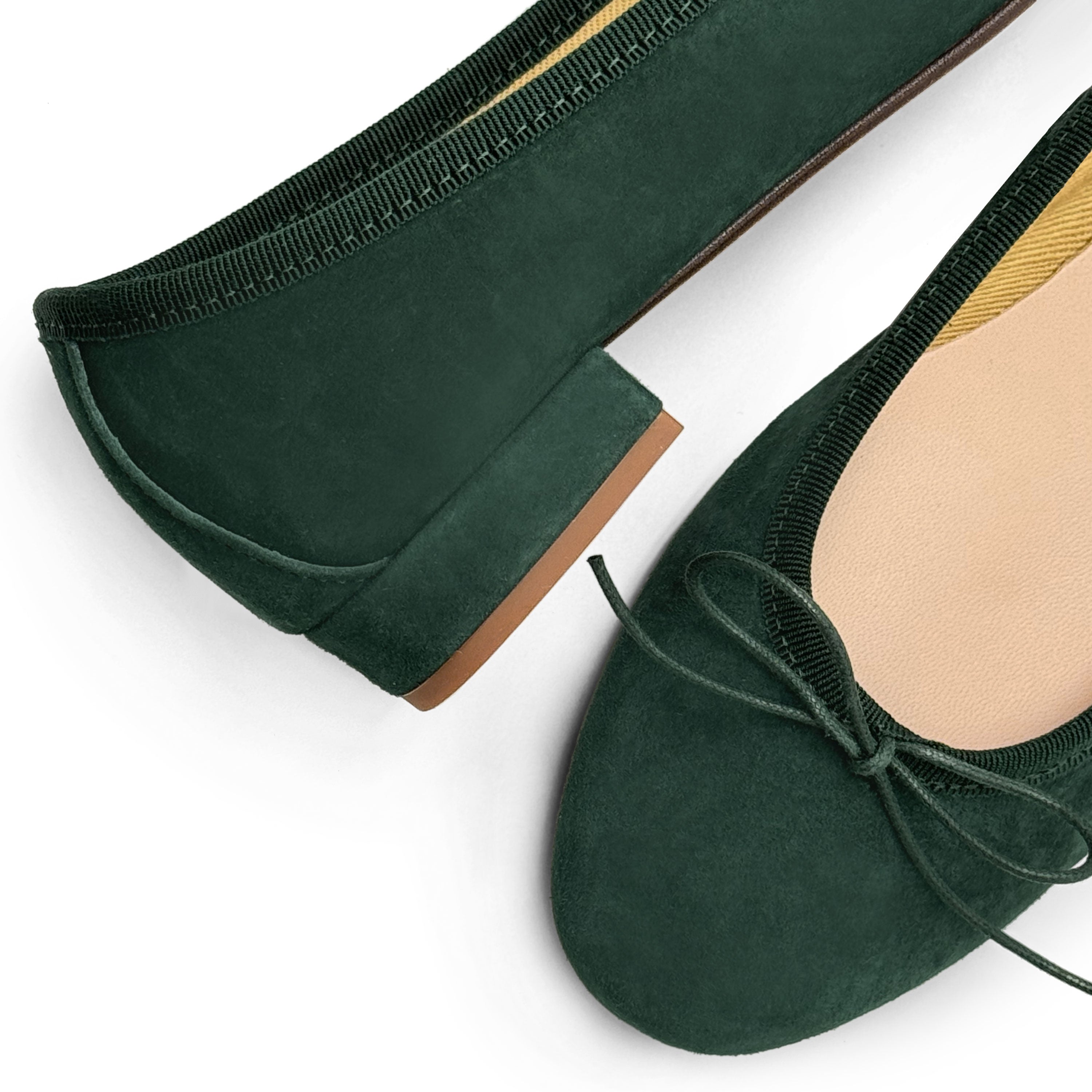 Ballerine con tacco verdi bottiglia in camoscio