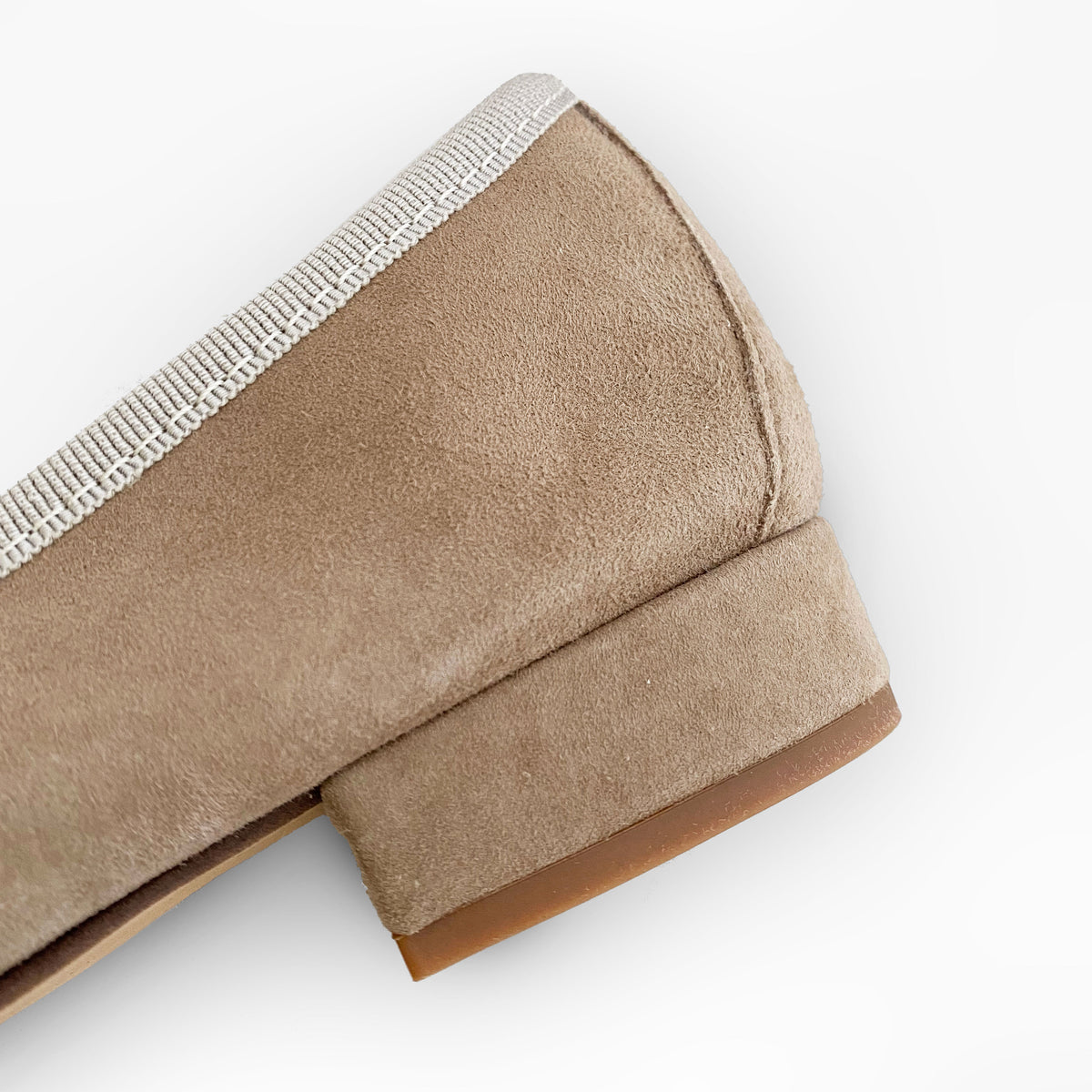 Taubenbeige Wildlederballerinas mit Absatz