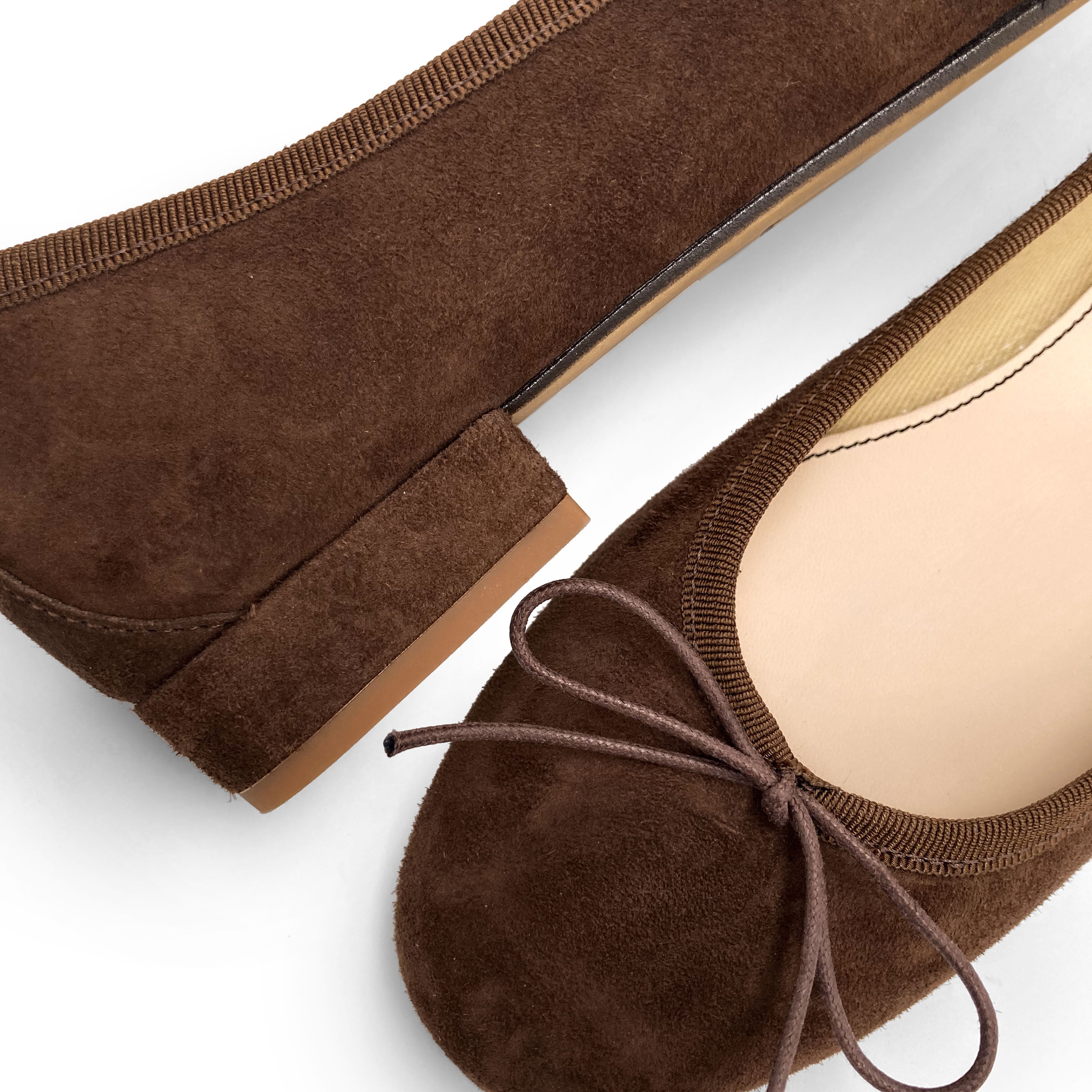 Braune Wildlederballerinas mit Absatz
