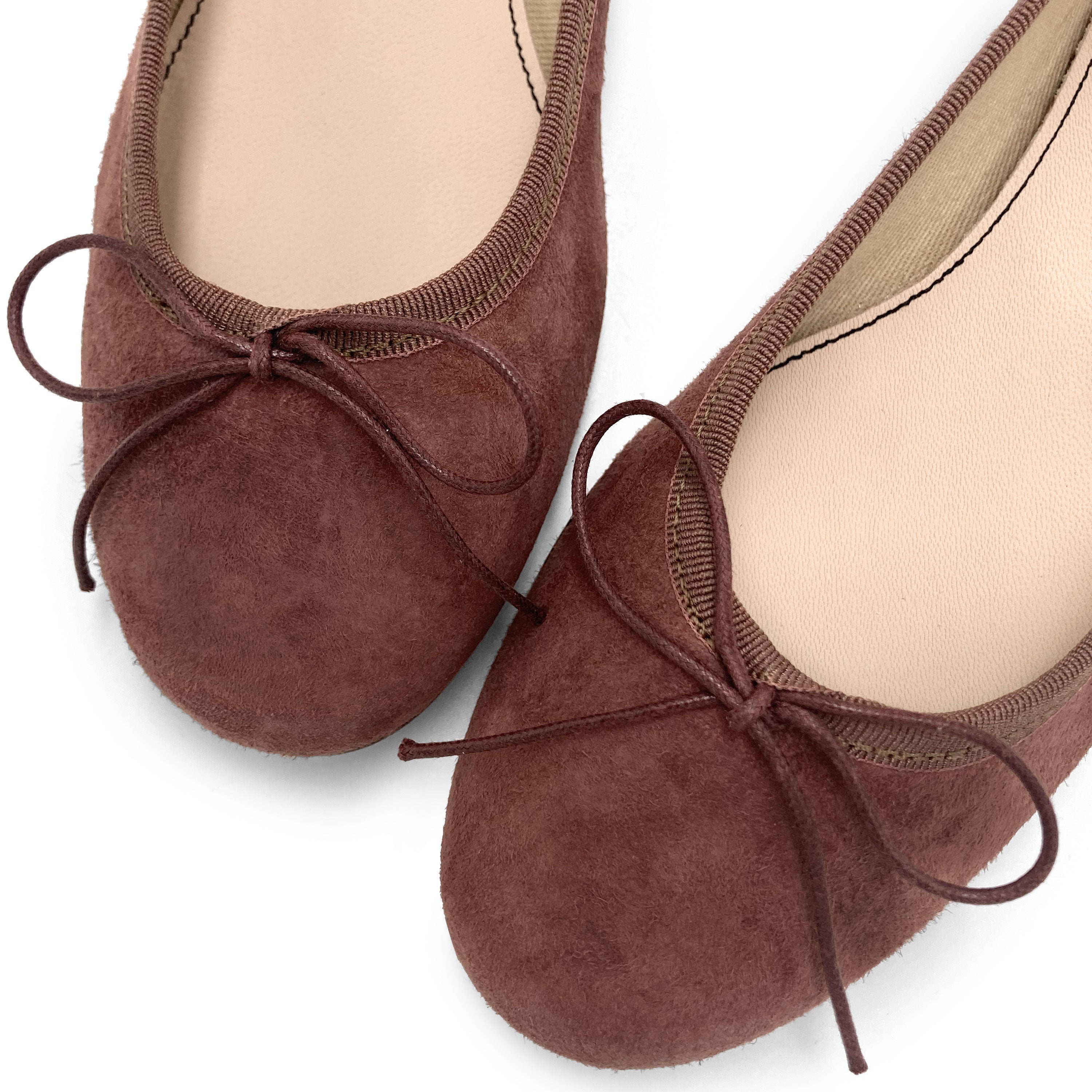 Weinrote Wildlederballerinas mit Absatz