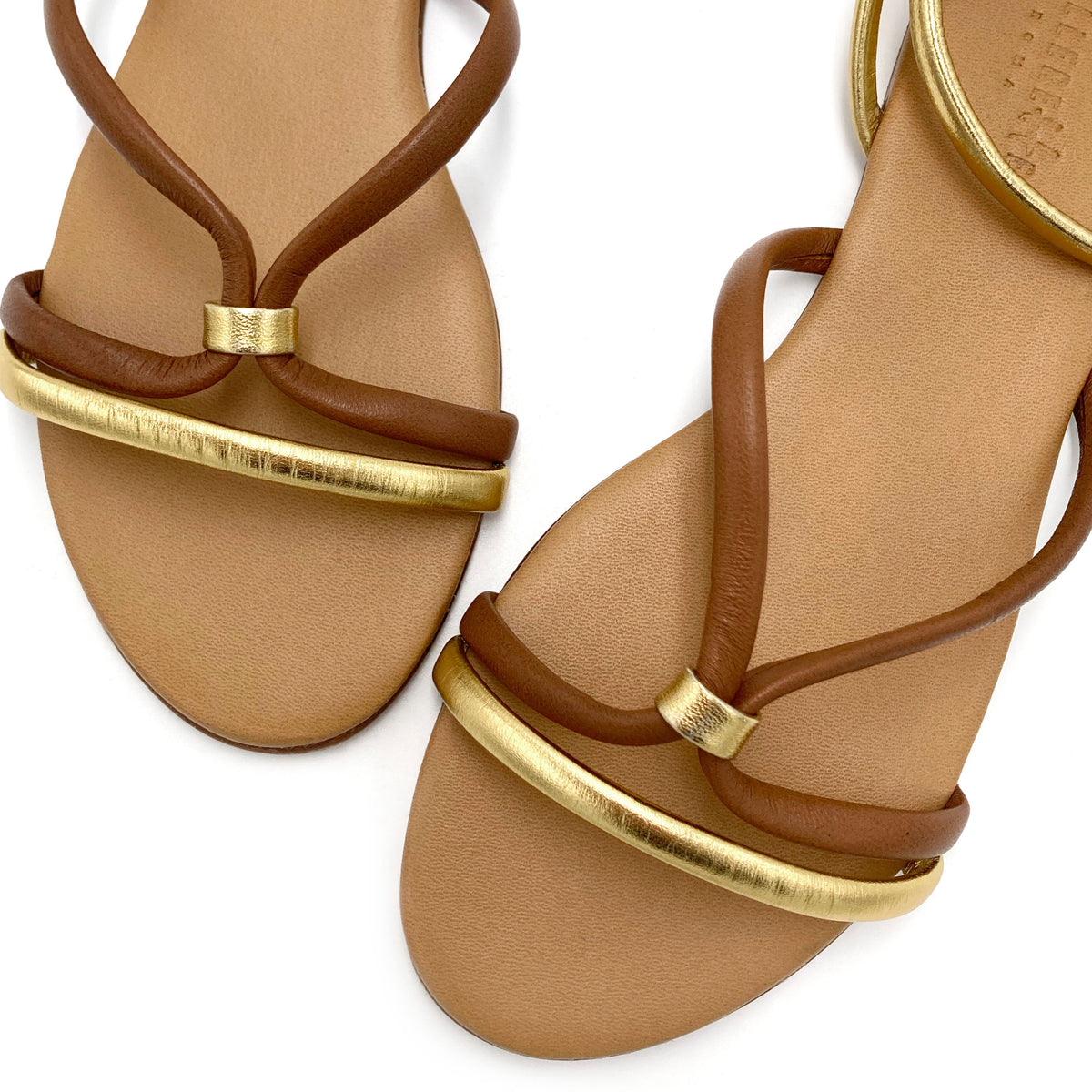 Sandales plates femme en cuir marron et doré avec bride de cheville