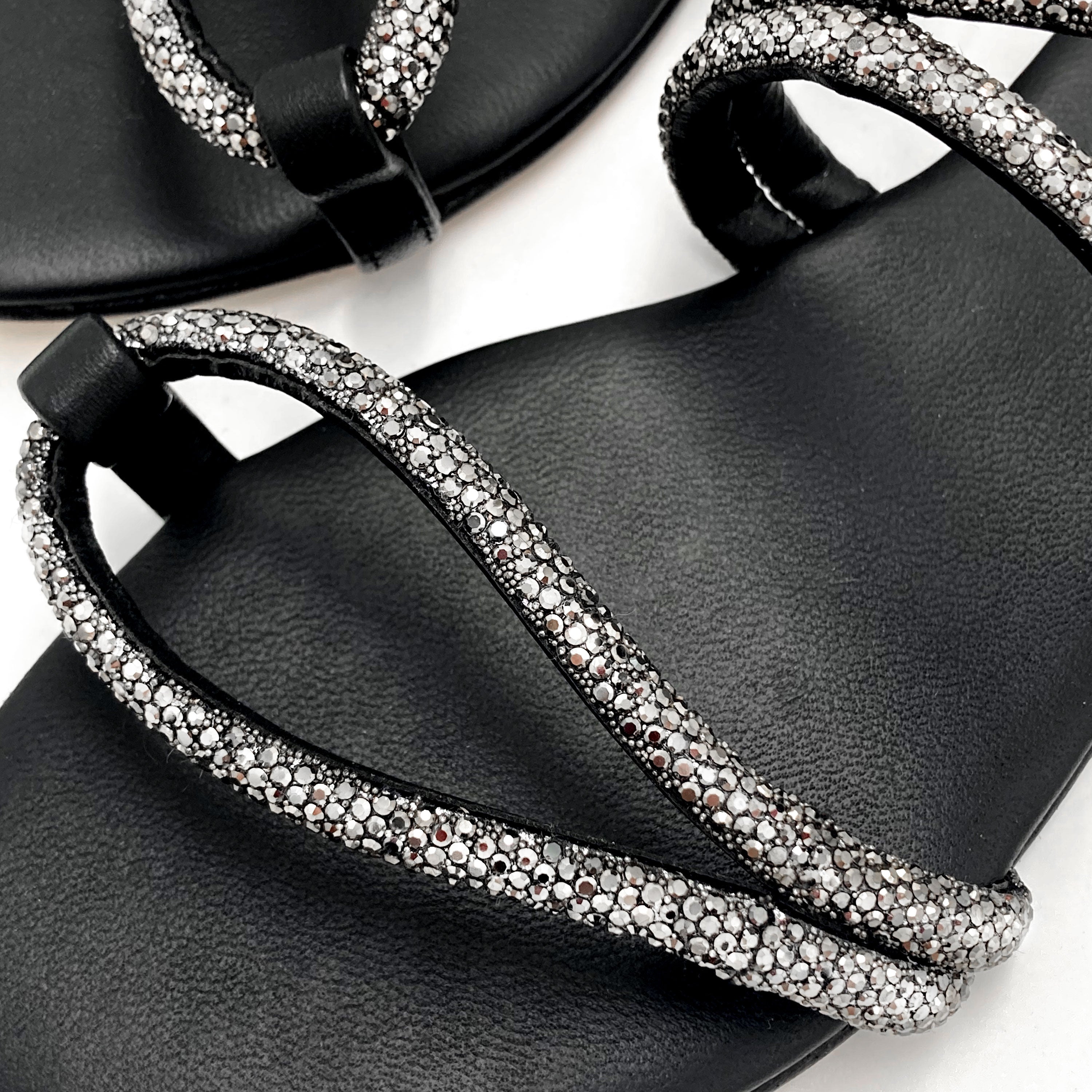 Abendsandalen mit Schmucksteinen aus silbernem Strass