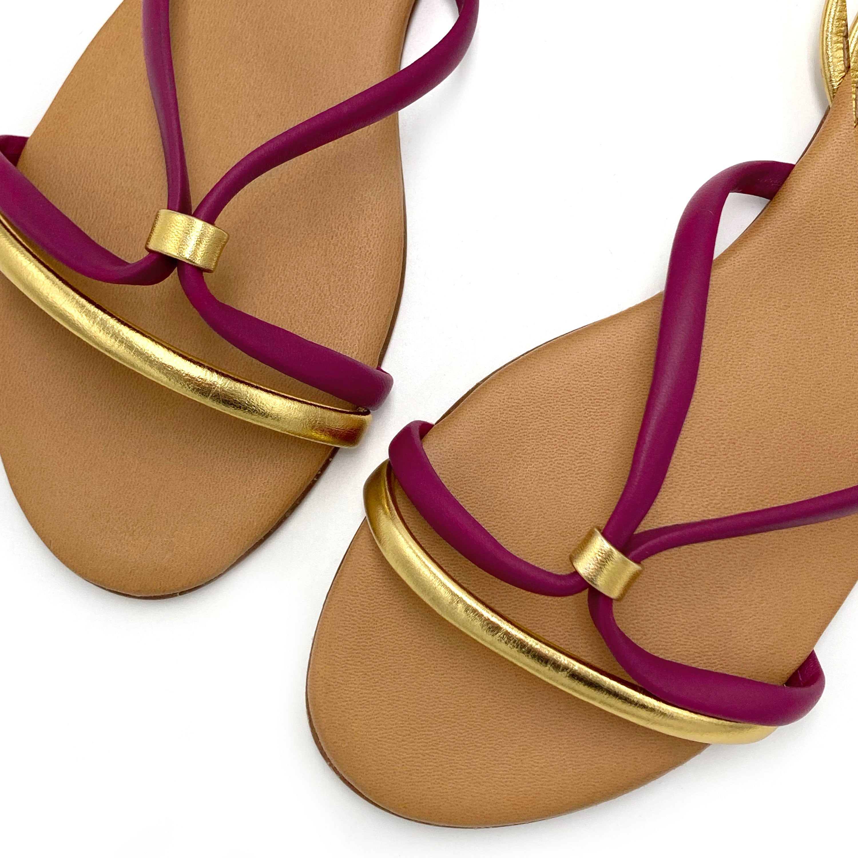 Sandales plates femme en cuir fuchsia et doré avec bride de cheville